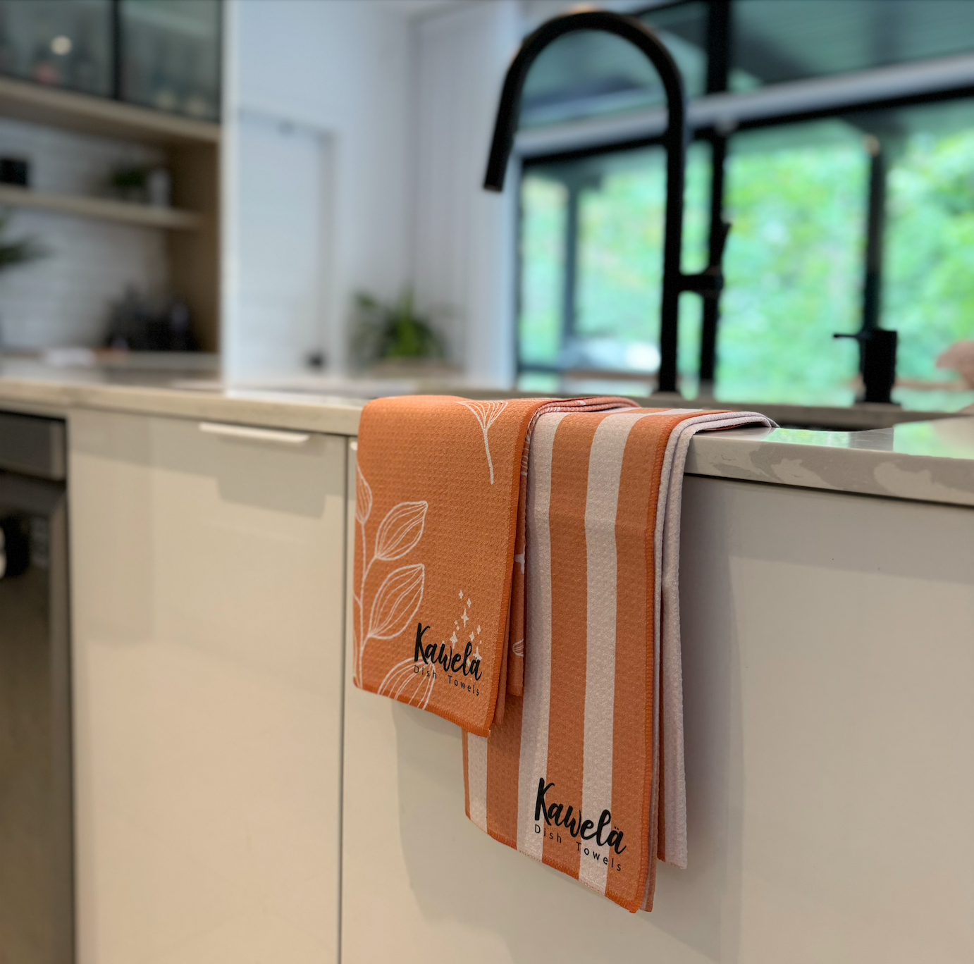Linges à vaisselle Barcelone de KAWELÄ, tissu absorbant avec motif coloré pour essuyer la vaisselle.