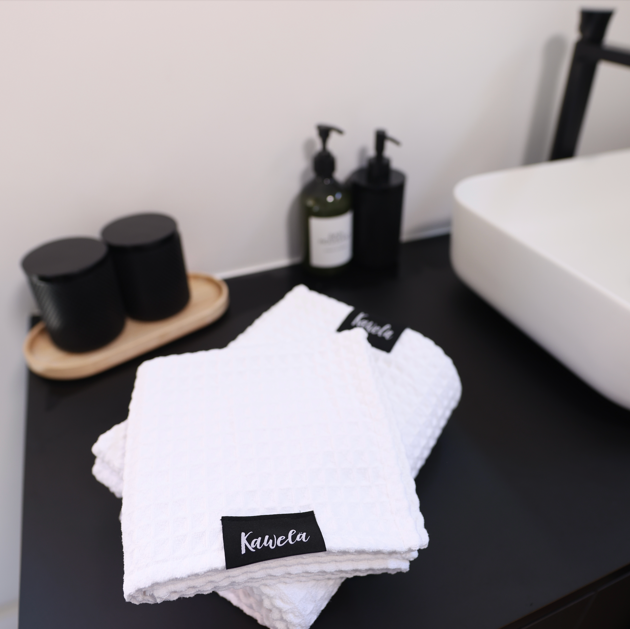 Serviettes de bain blanche KAWELÄ WHITEHORSE, douce et absorbante, montrant la texture moelleuse et la finition élégante.