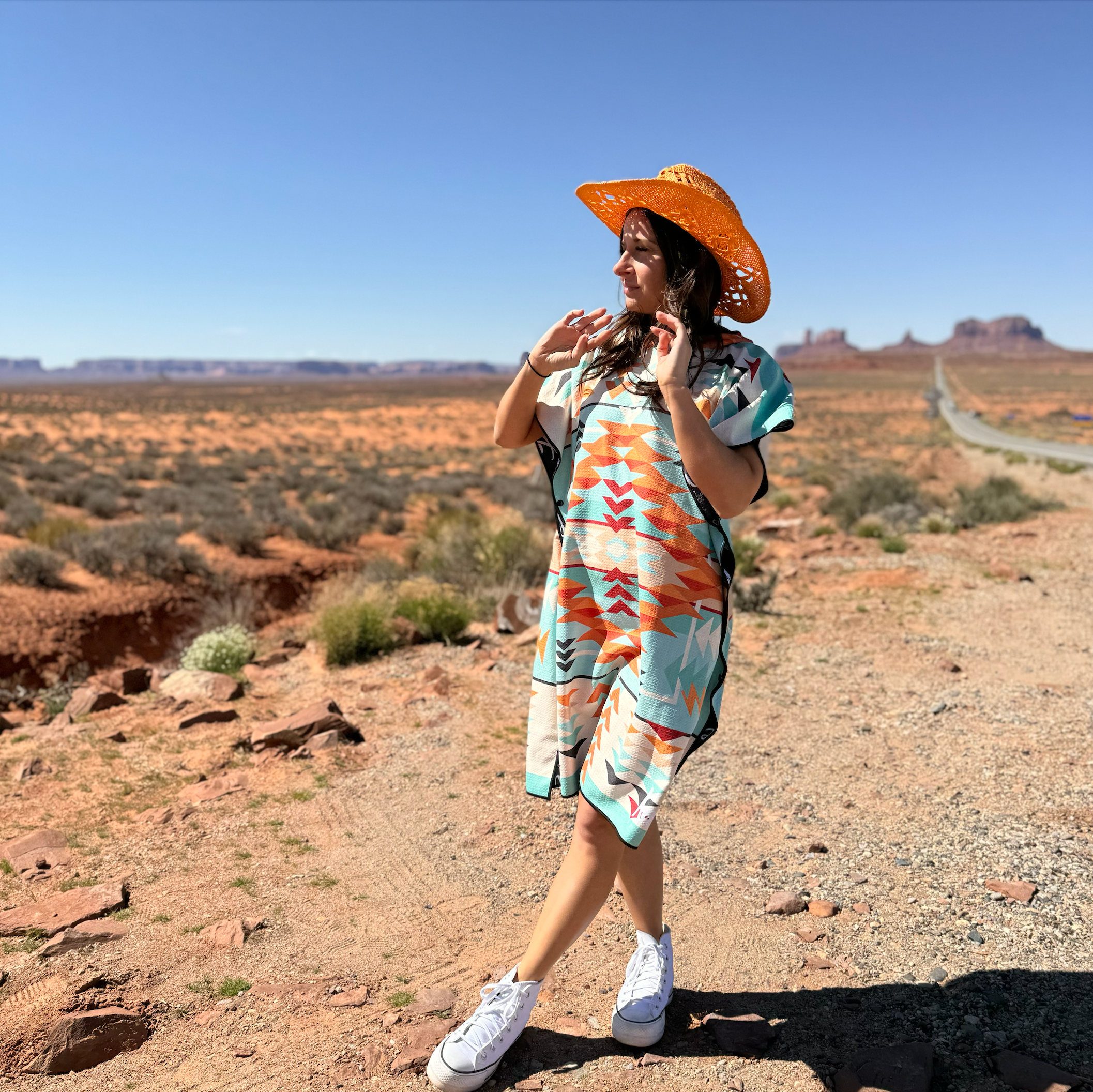 Poncho KAWELÄ PAGE en tissu léger, couleur neutre, porté en extérieur pour la protection contre le vent.