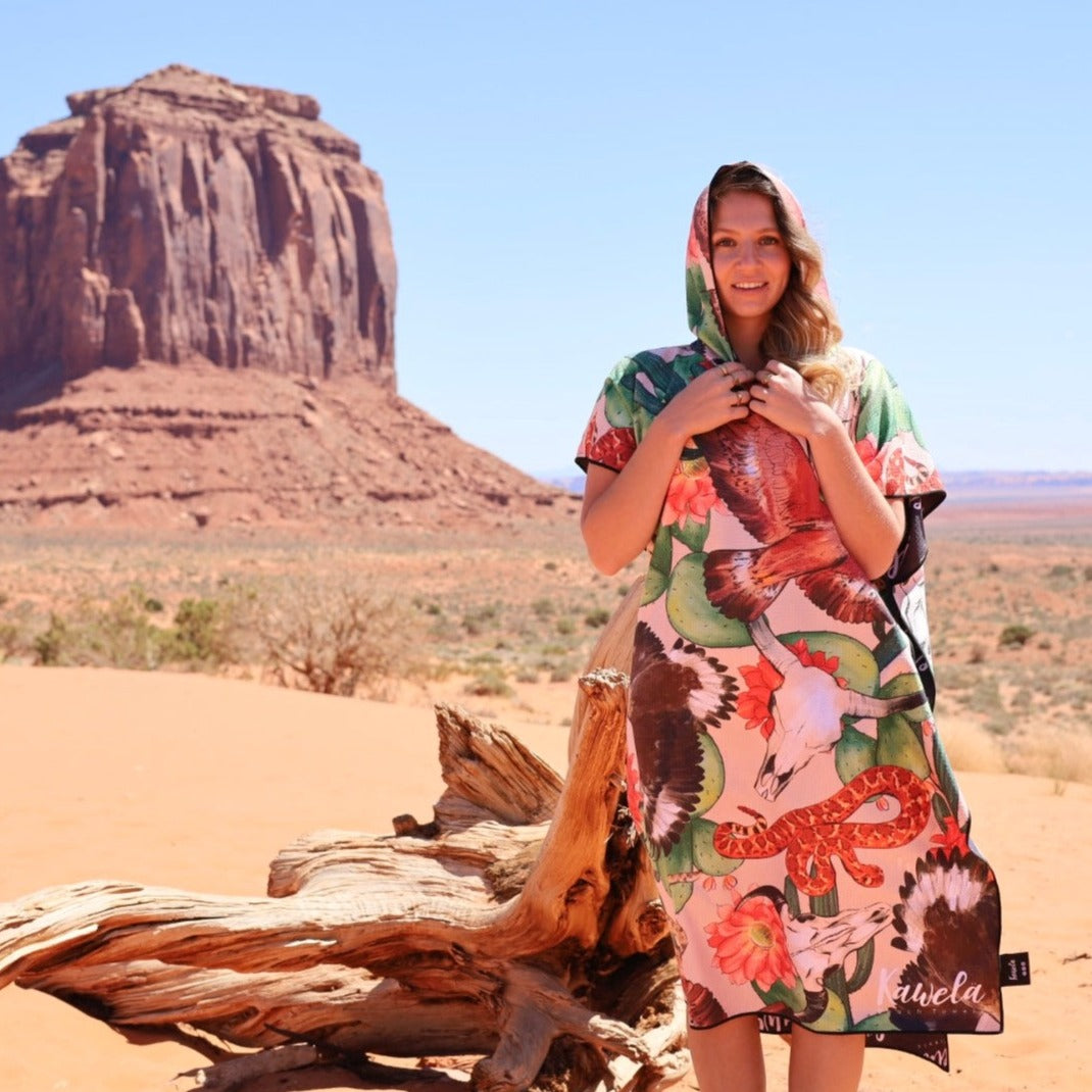 Poncho KAWELÄ BULLHEAD CITY en tissu imperméable avec capuche, style décontracté pour la pluie.