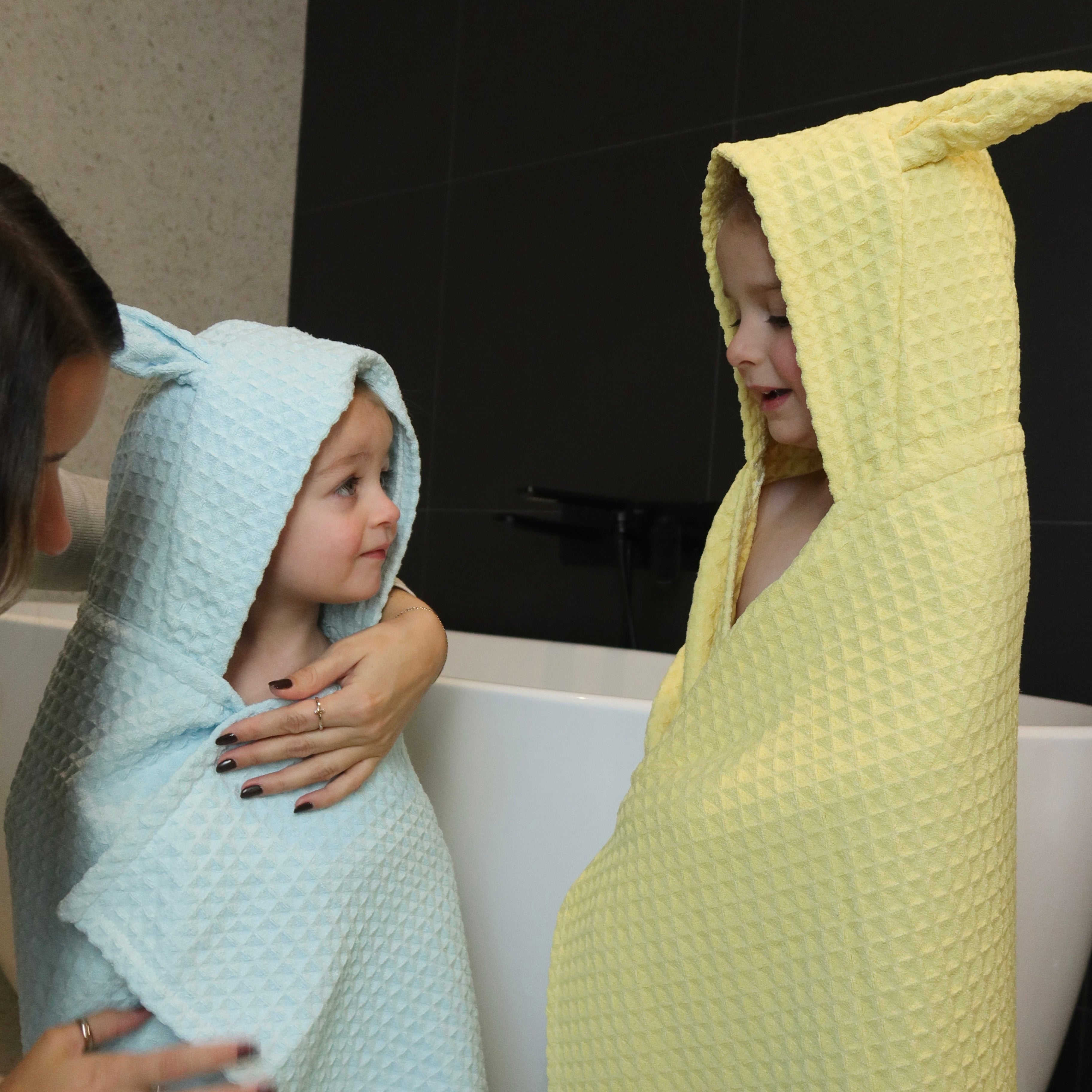 Serviette de bain pour enfant KAWELÄ NUUK, douce et absorbante, avec motif coloré, idéale pour la sortie de bain.