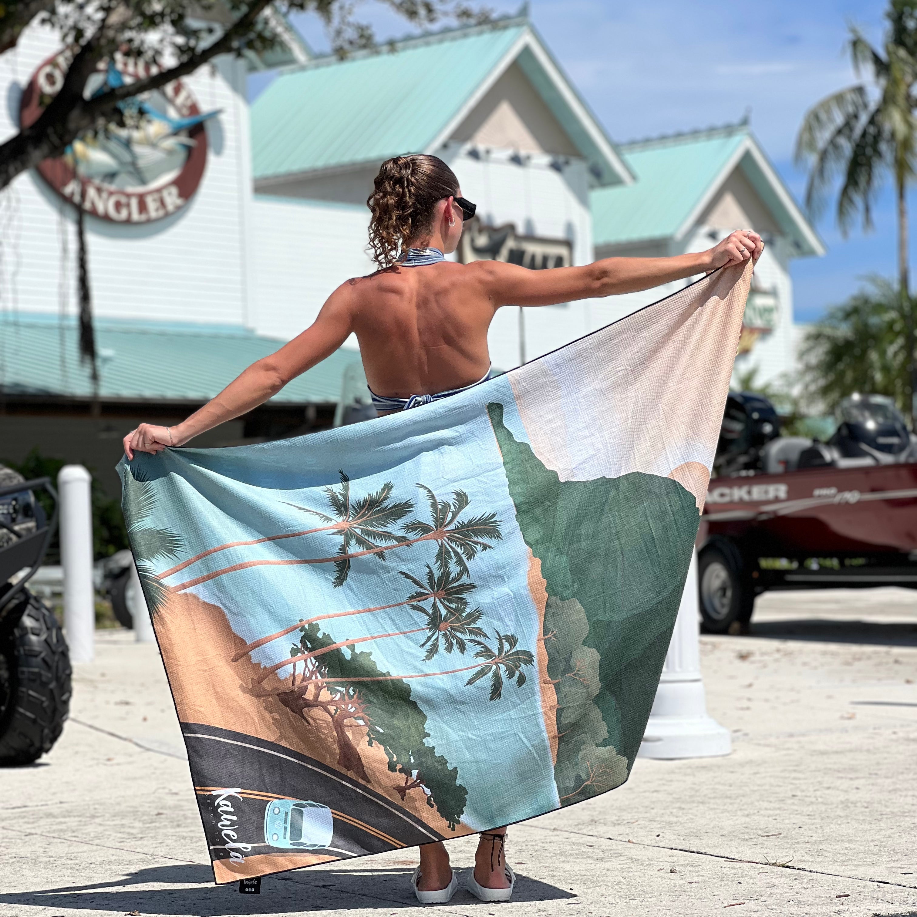 Serviette de plage COOPERS TOWN de la marque KAWELÄ, avec motif coloré sur tissu léger et absorbant.