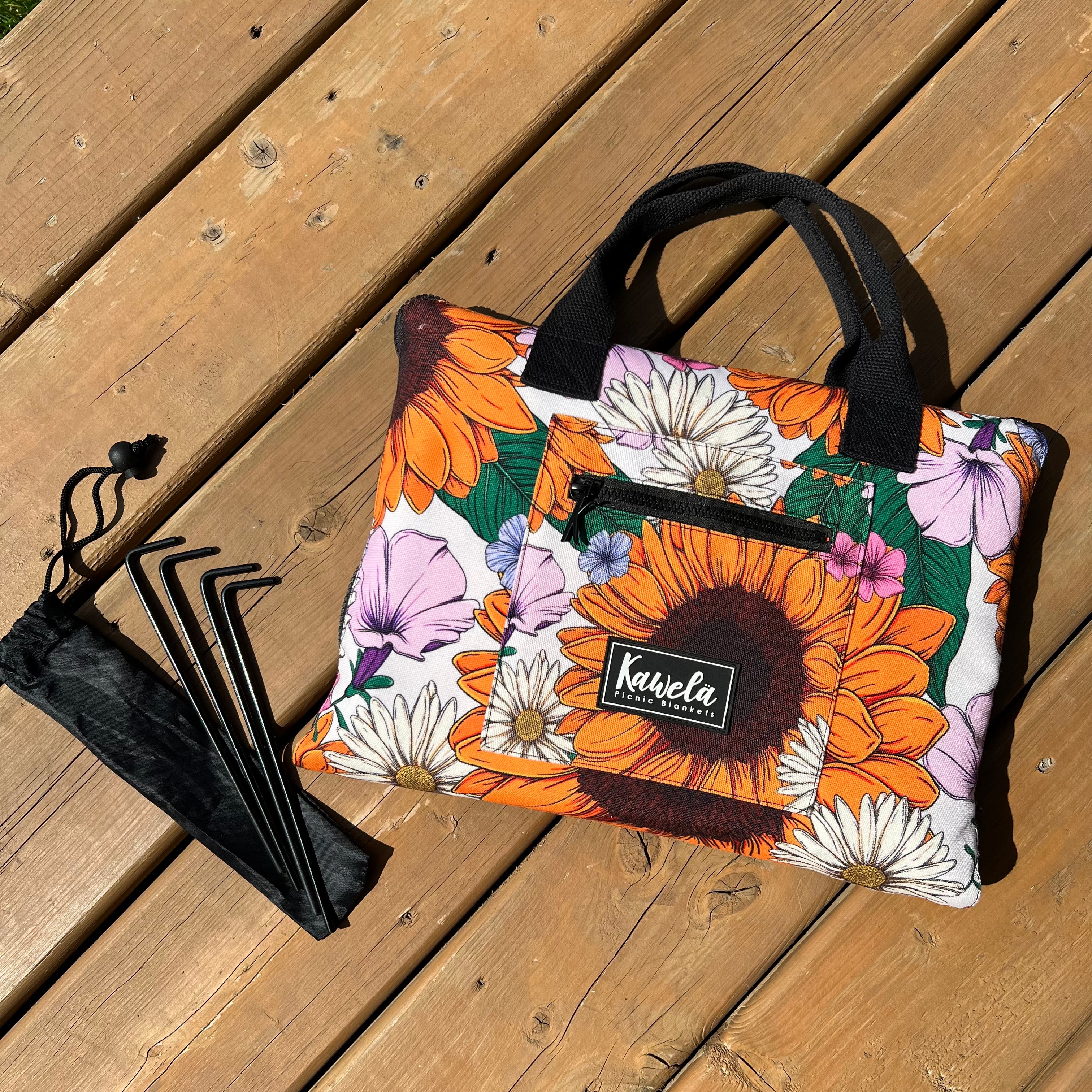 Couverture de pique-nique KAWELÄ VALENSOLE colorée avec motif floral, idéale pour les sorties en extérieur.