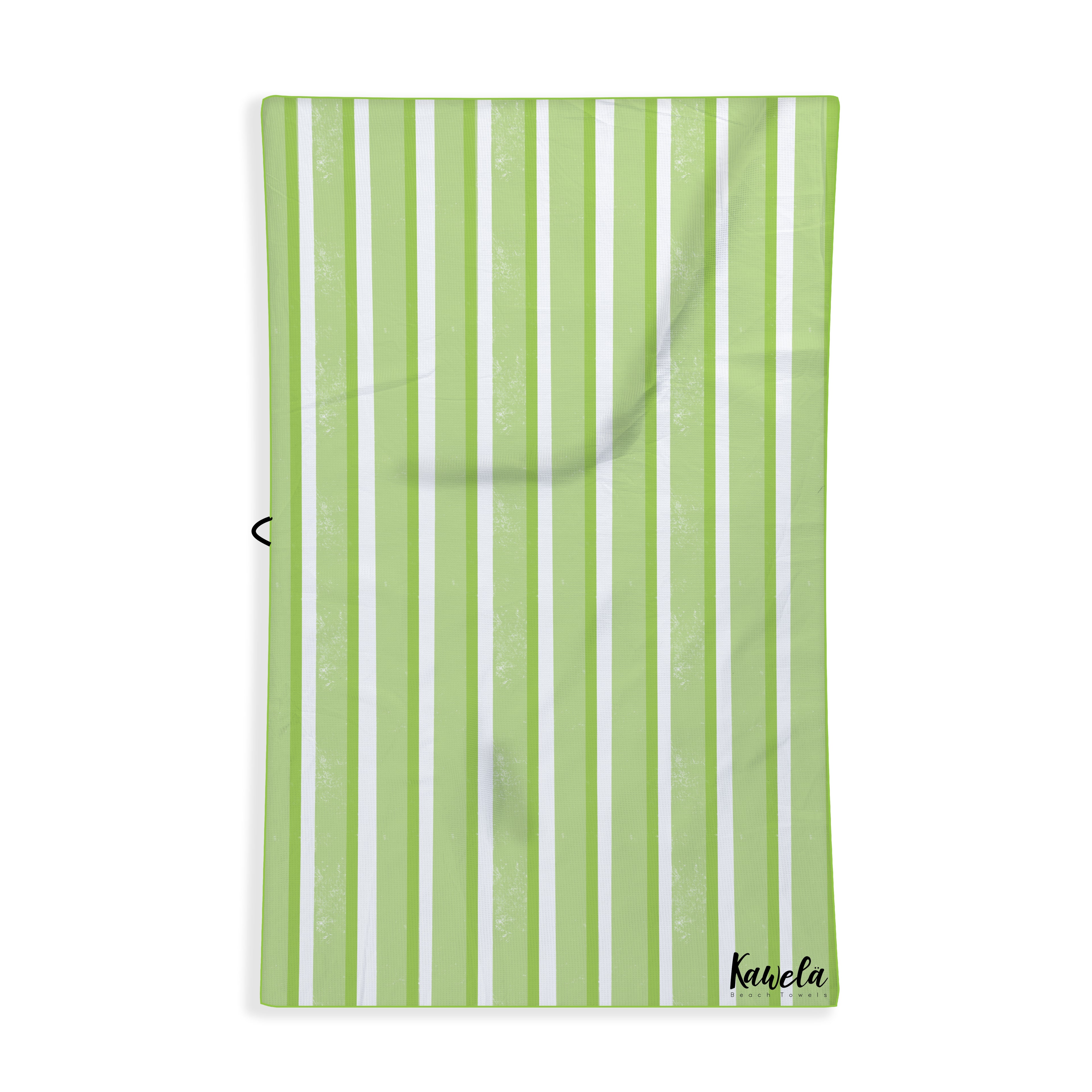 Serviette de plage NIU de la marque KAWELÄ avec motif coloré, étendue sur le sable blanc.