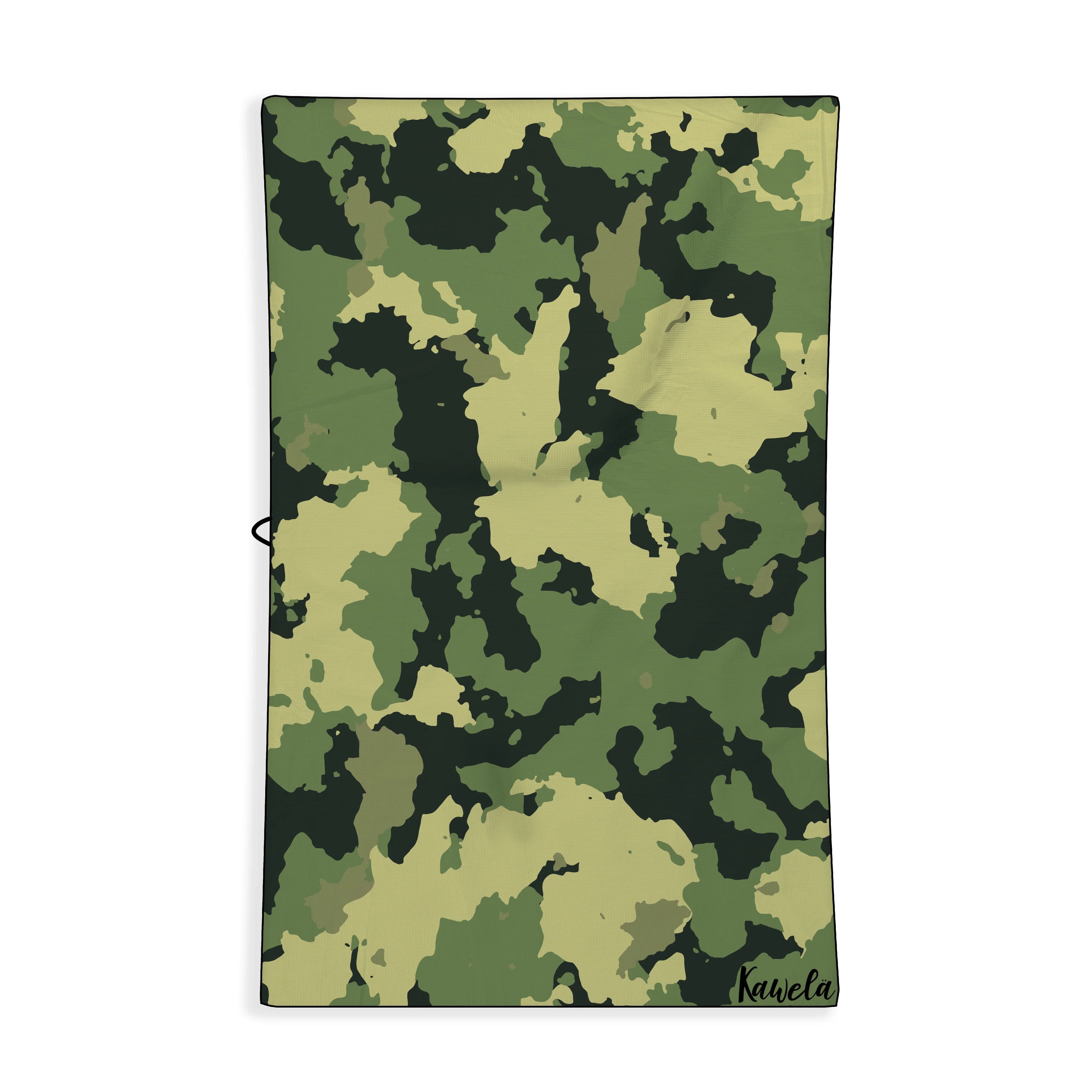 Serviette de plage Kamloops de la marque Kawelä, motif coloré avec design moderne visible sur la plage.