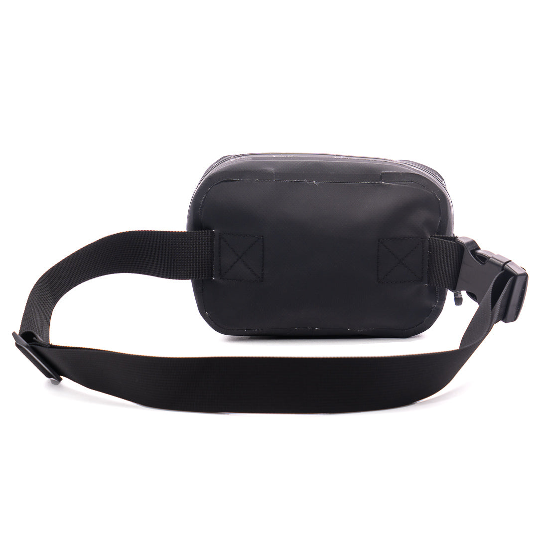 Sac banane Kawelä Gotham avec design moderne, en tissu noir, porté en bandoulière, visible avec détails de fermeture.