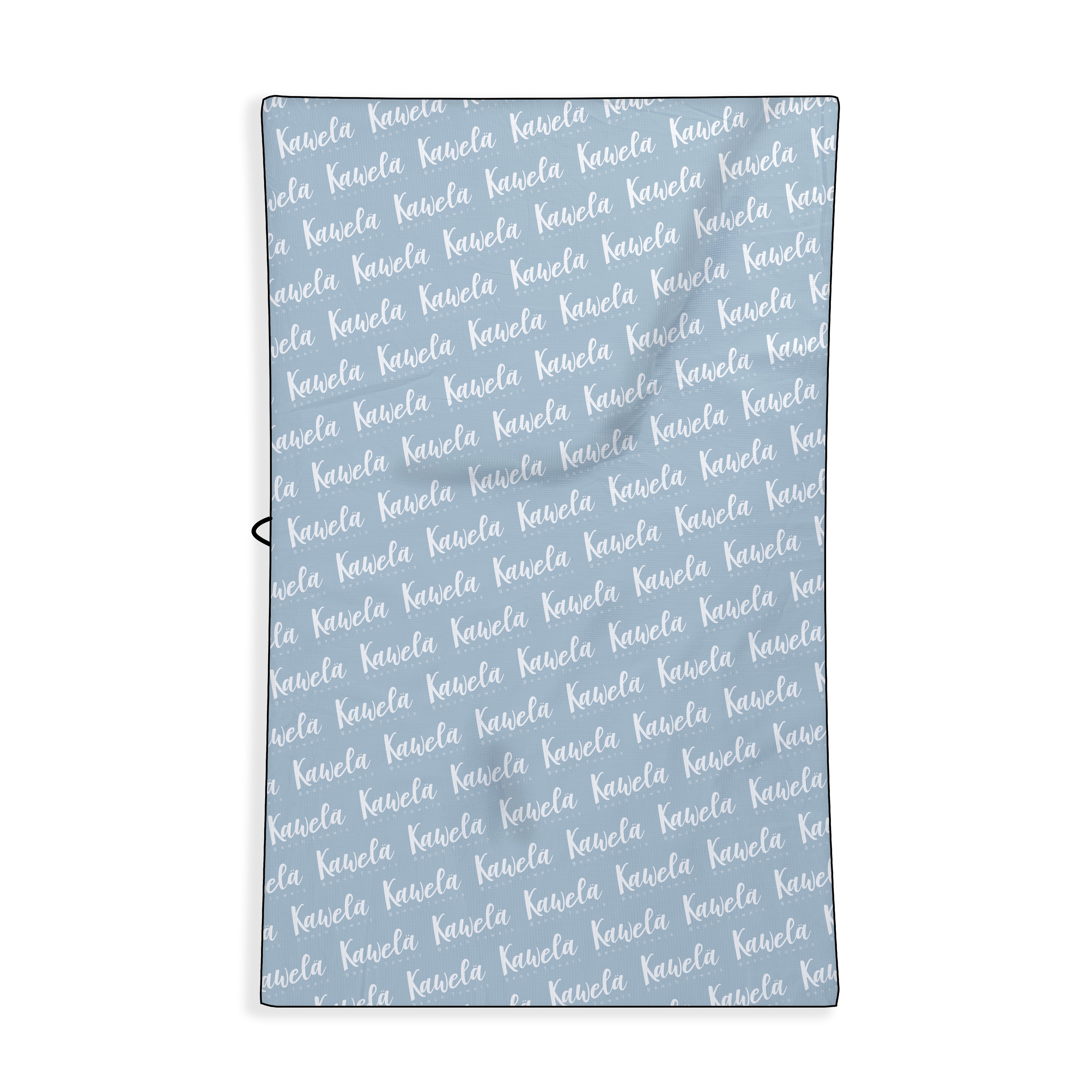 Serviette de plage KAWELÄ Le Marin vue de dos, motif nautique avec rayures bleues et blanches, tissu doux et absorbant.