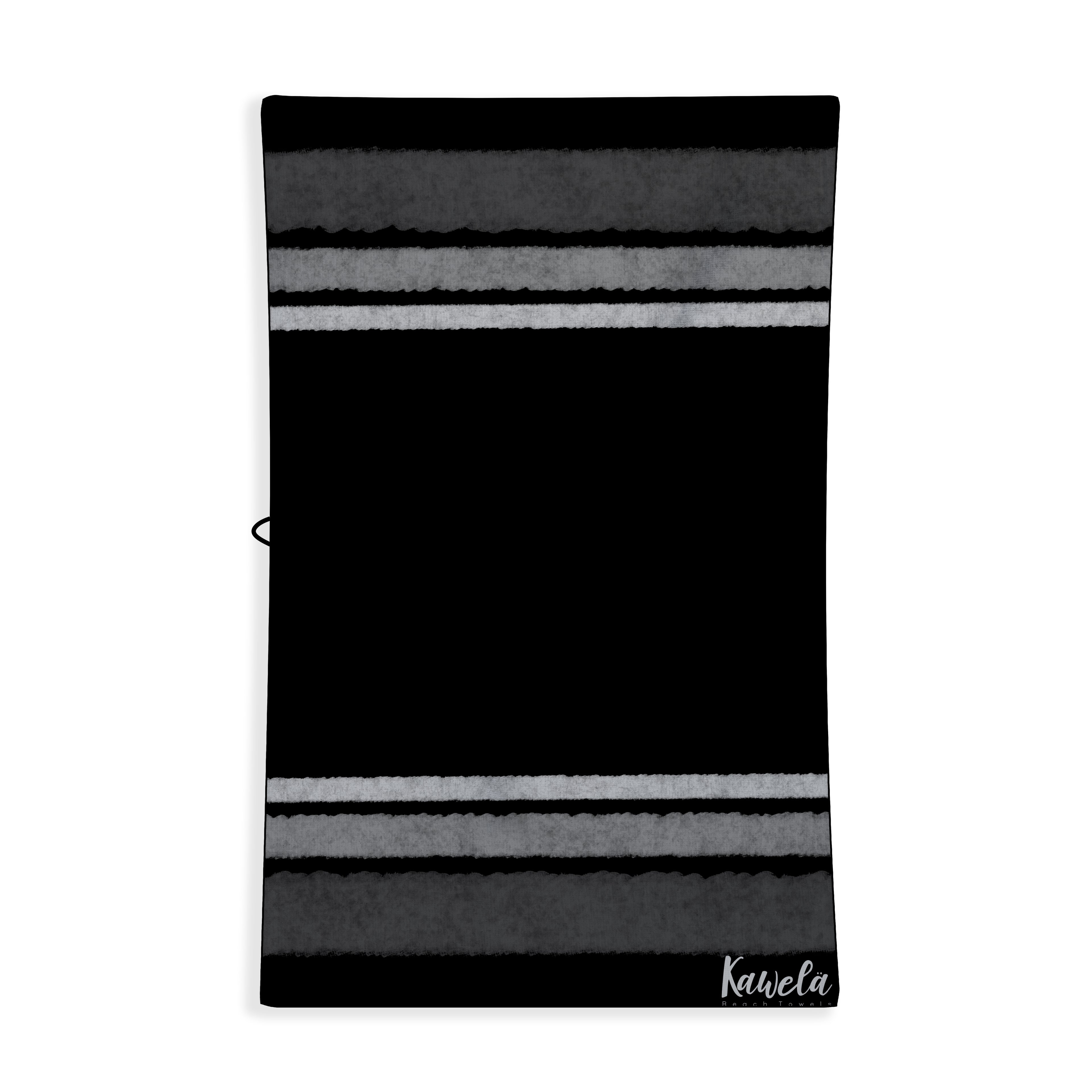 Serviette de plage SAN PEDROS de la marque KAWELÄ, dessin coloré avec motifs marins, étendue sur la plage.