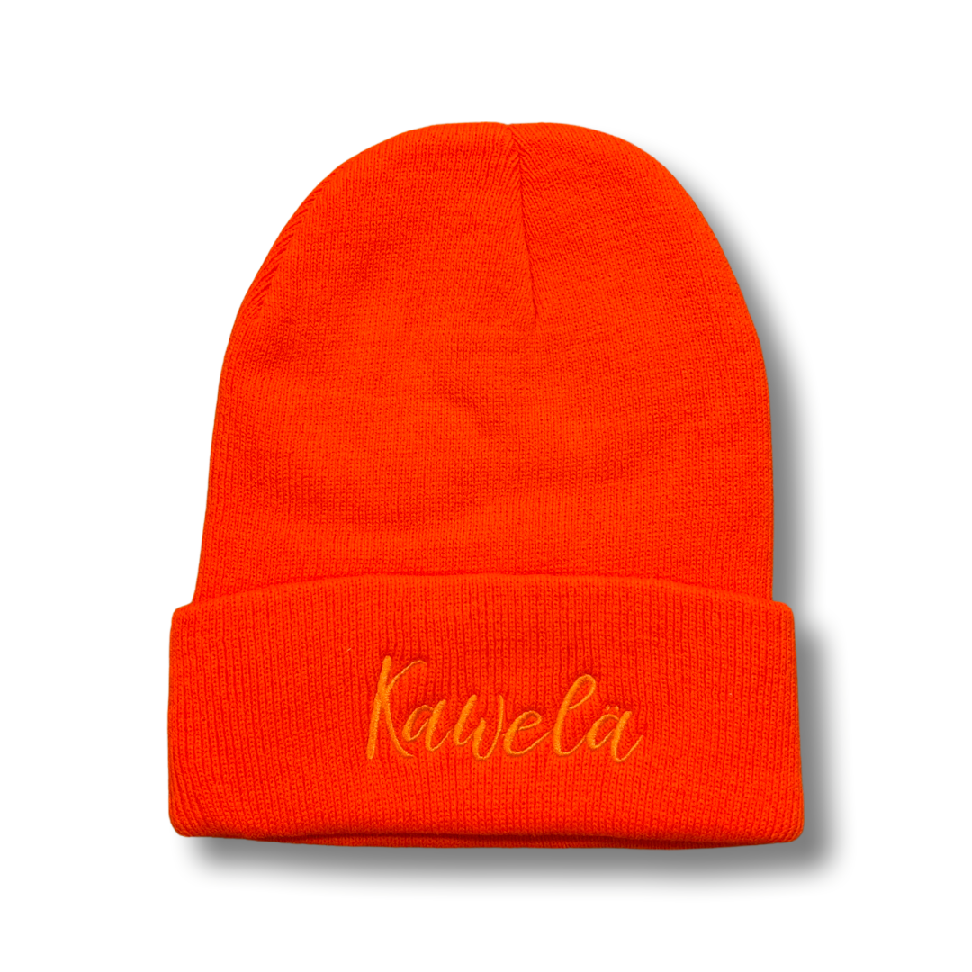 Tuque KAWELÄ en laine douce, portée sur la tête, avec un design simple et élégant en couleur neutre.