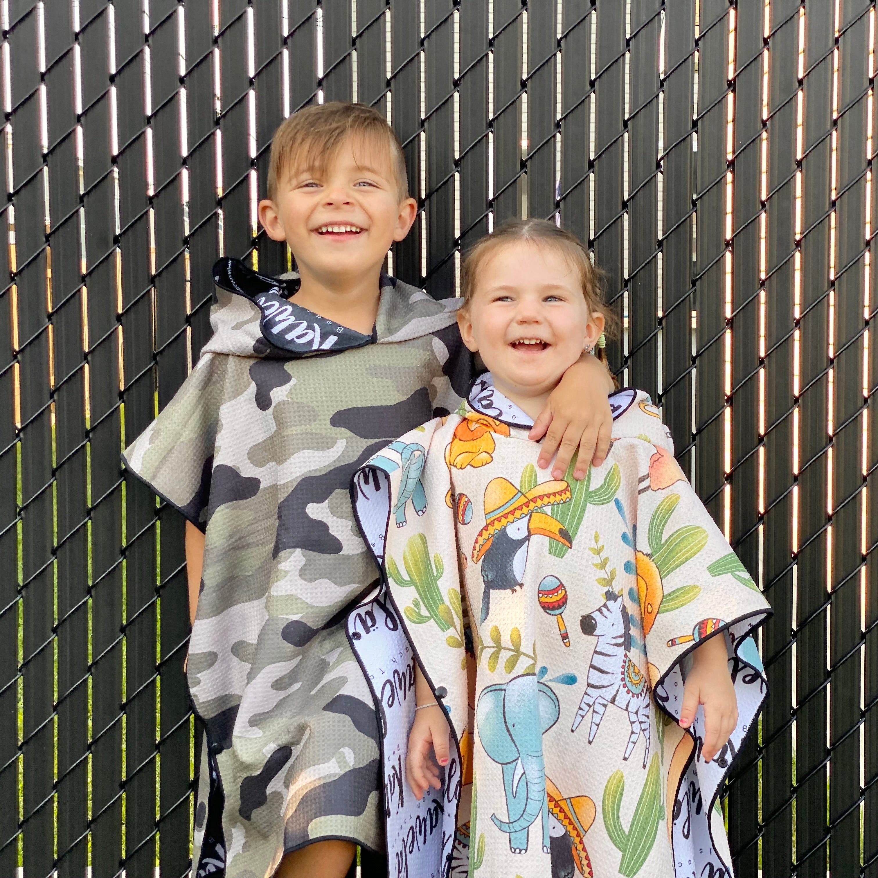 Poncho enfant KAWELÄ MAZATLAN avec motif coloré, doux et confortable, idéal pour les enfants en plein air.