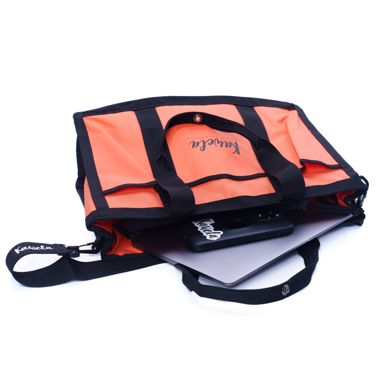 Sac fourre-tout KAWELÄ FAYA 25L en tissu, naturel et pratique, avec compartiments spacieux pour un usage quotidien.