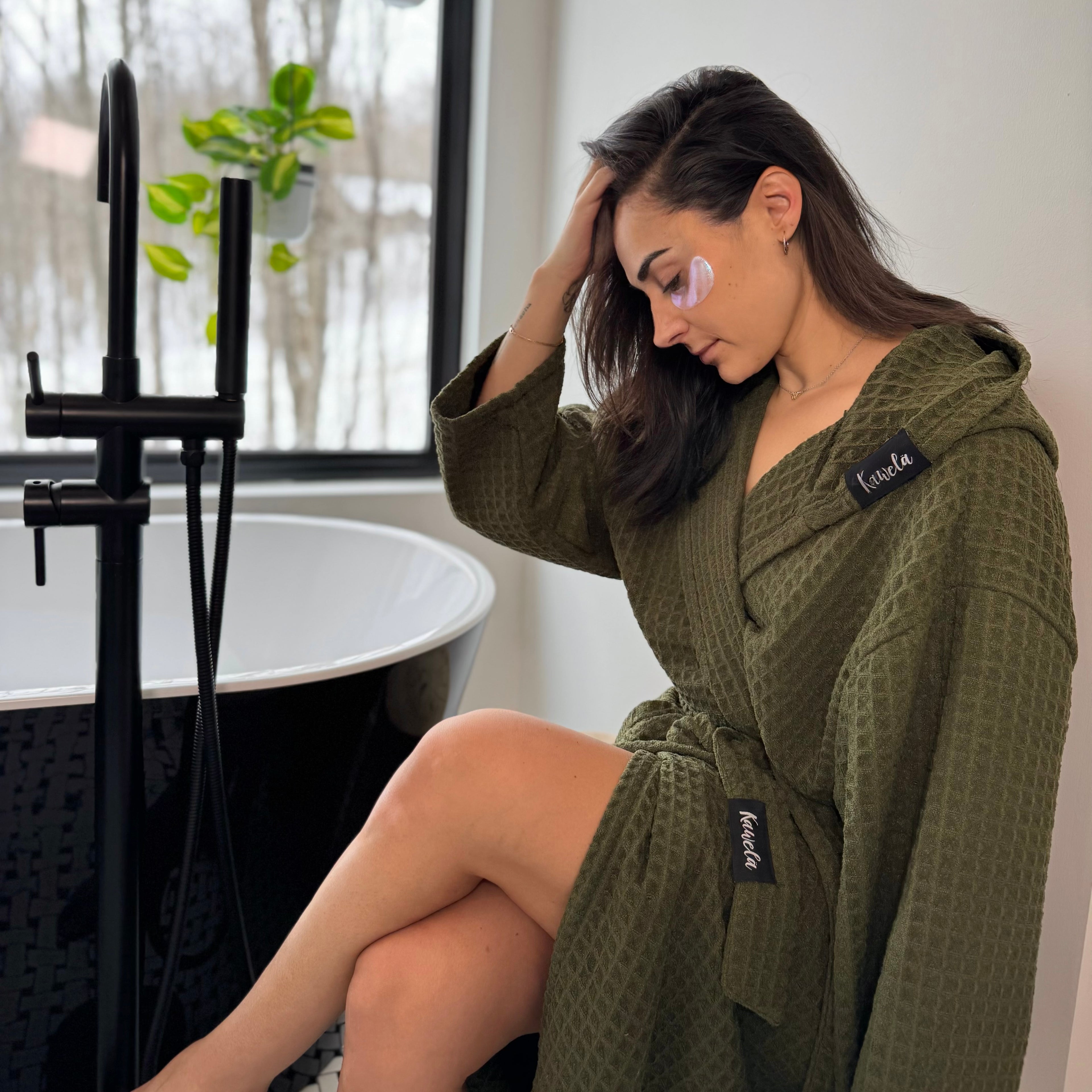 Serviette de bain KAWELÄ Singapour, peignoir doux en tissu absorbant avec design élégant, pliée sur une surface.