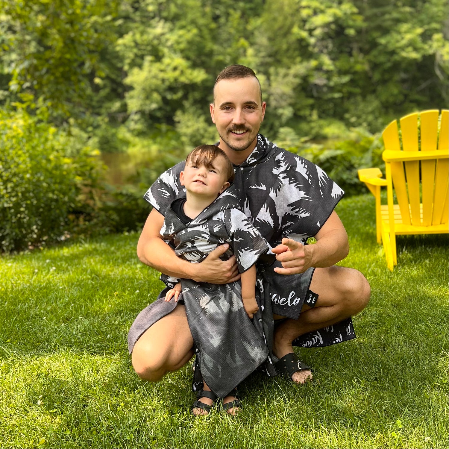 Poncho enfant KAWELÄ ANDROS TOWN en tissu imperméable avec capuche, couleur vive et design pratique pour la pluie.