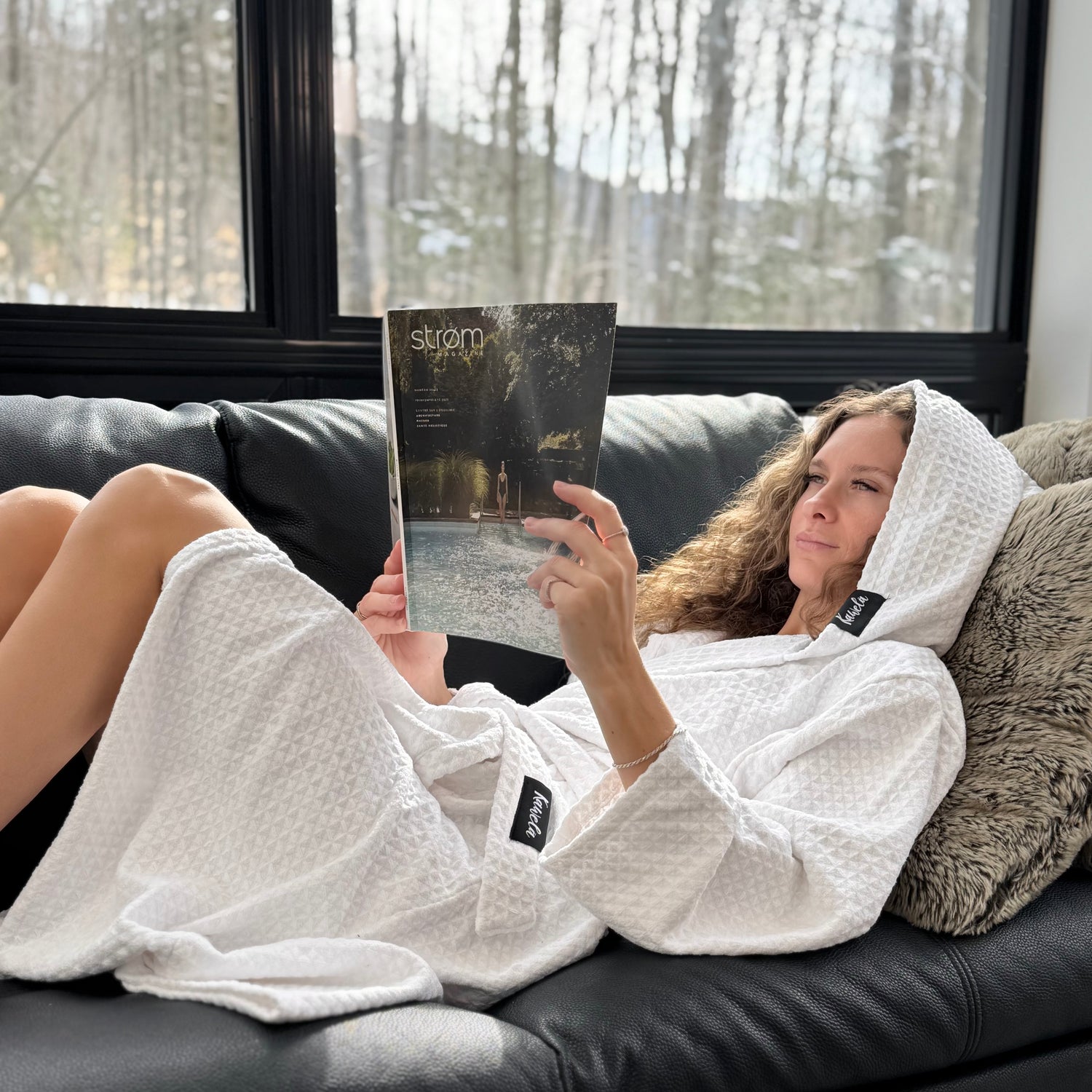 Serviette de bain blanche WHITEHORSE de la marque KAWELÄ, douce et absorbante, pliée sur une surface en coton.