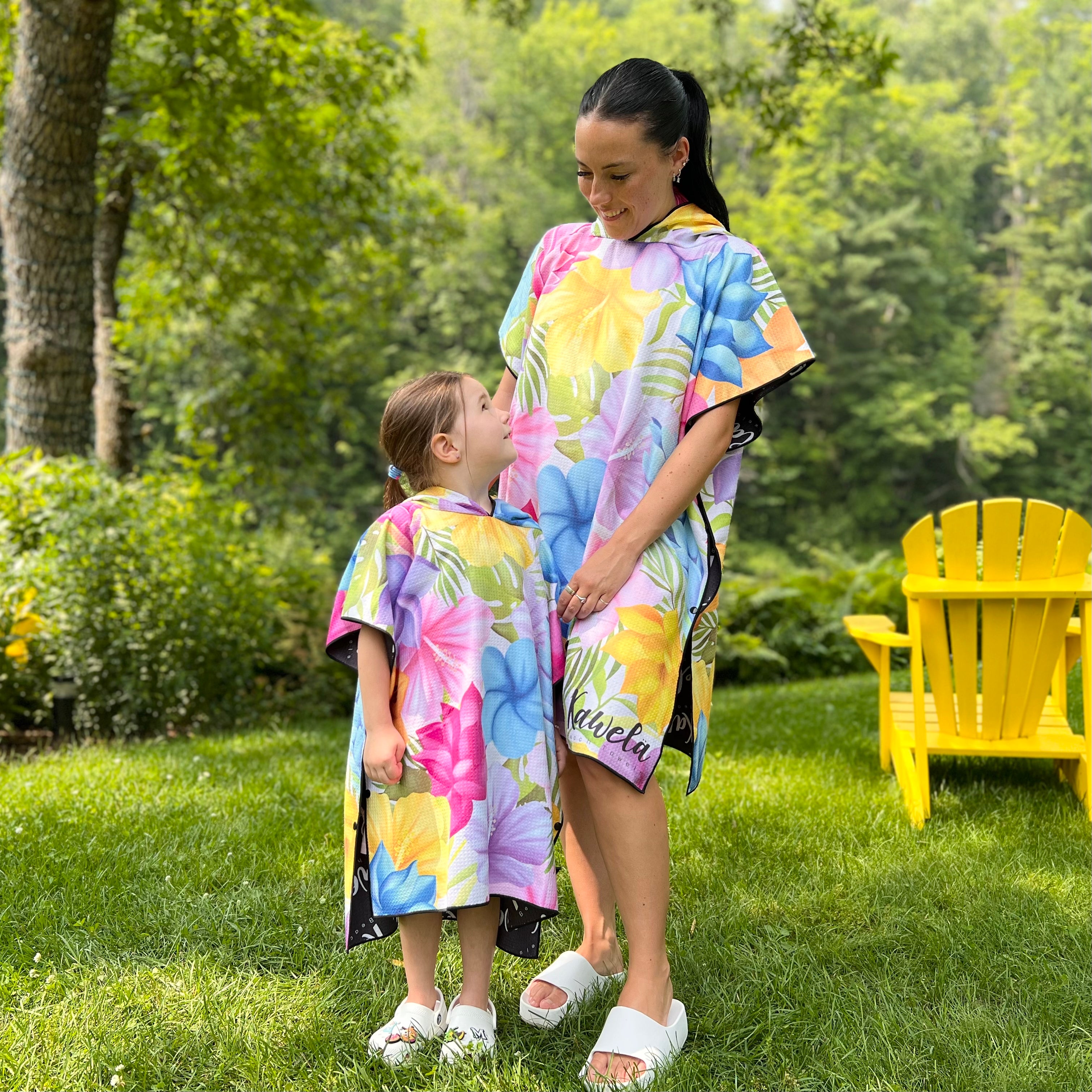 Poncho enfant KAWELÄ Clarence Town avec motif coloré, parfait pour la pluie et la protection contre l&