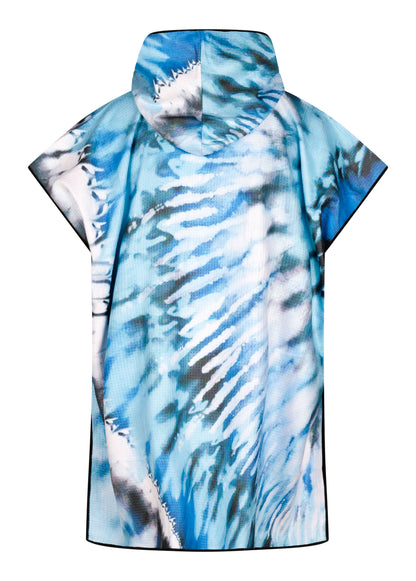 Poncho KAWELÄ Acapulco en laine colorée, porté sur un mannequin, détail de la texture et du design élégant.