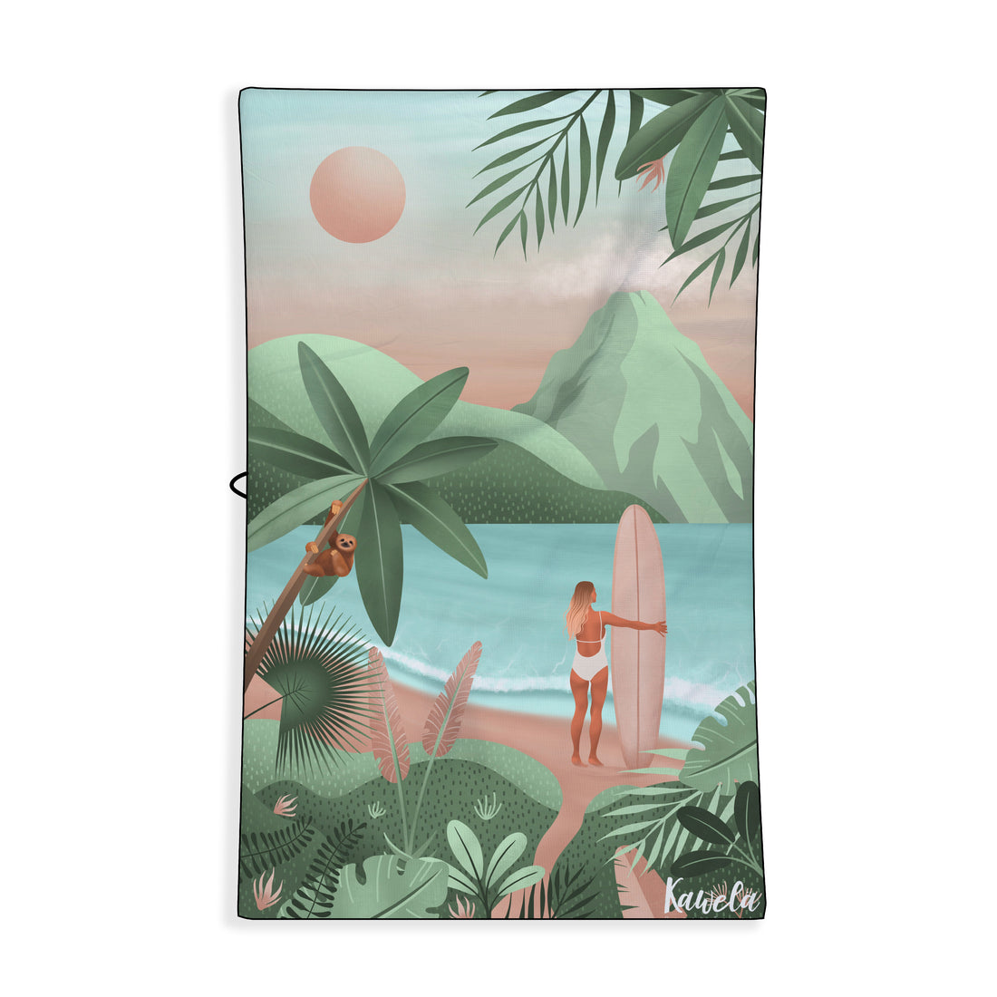 Serviette de plage Alajuela de la marque Kawelä avec motif coloré, étendue sur le sable pour une journée ensoleillée.