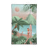 Serviette de plage Alajuela de la marque Kawelä avec motif coloré, étendue sur le sable pour une journée ensoleillée.