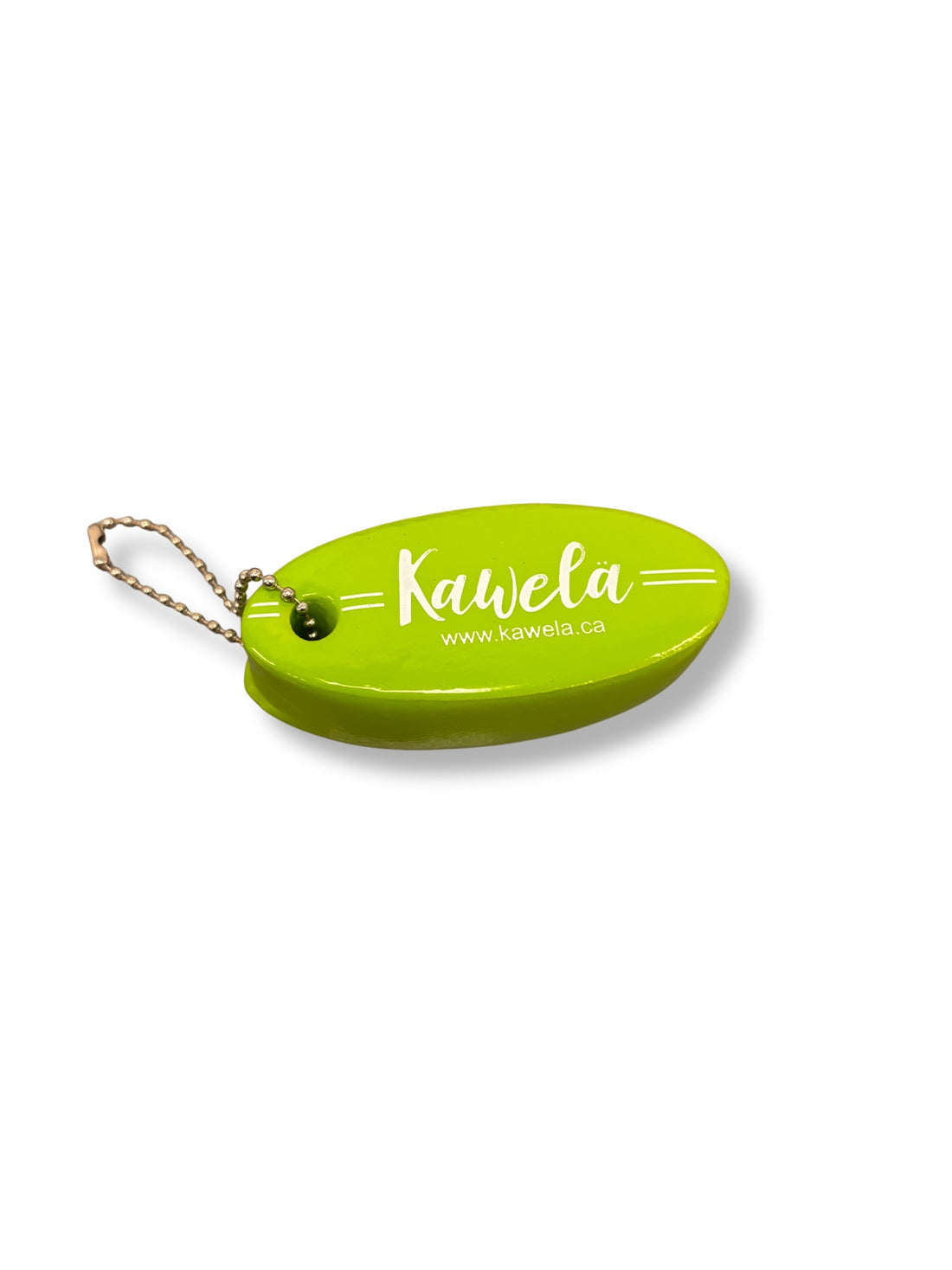 Clé de porte en forme de bateau vert porté sur un chapeau Bucket KAWELÄ, accessoire de mode tendance et coloré.