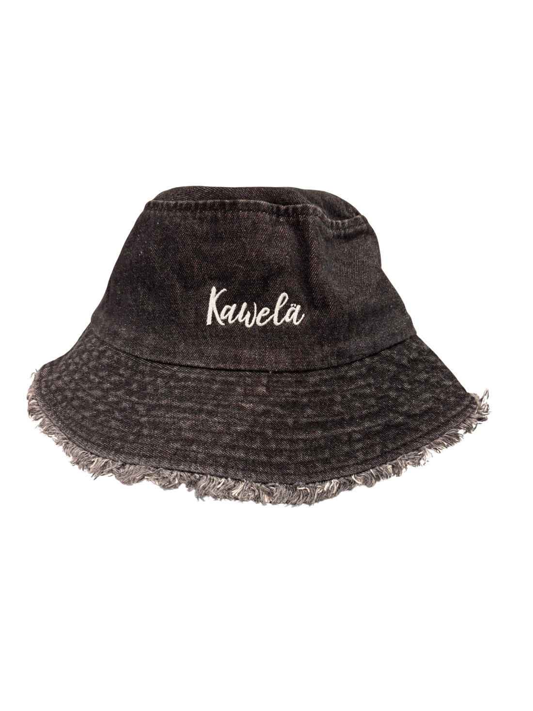 Chapeau bob de style bucket hat KAWELÄ en tissu léger, porté en plein air avec motif simple et couleur neutre.