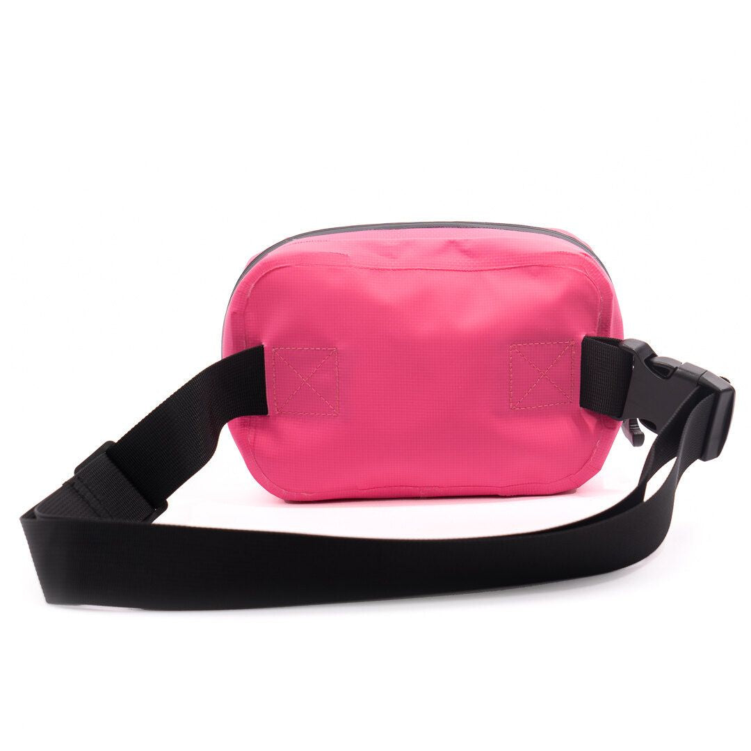 Sac banane KAWELÄ Santa Rosa en cuir noir avec poche extérieure et boucle réglable, porté en diagonale.