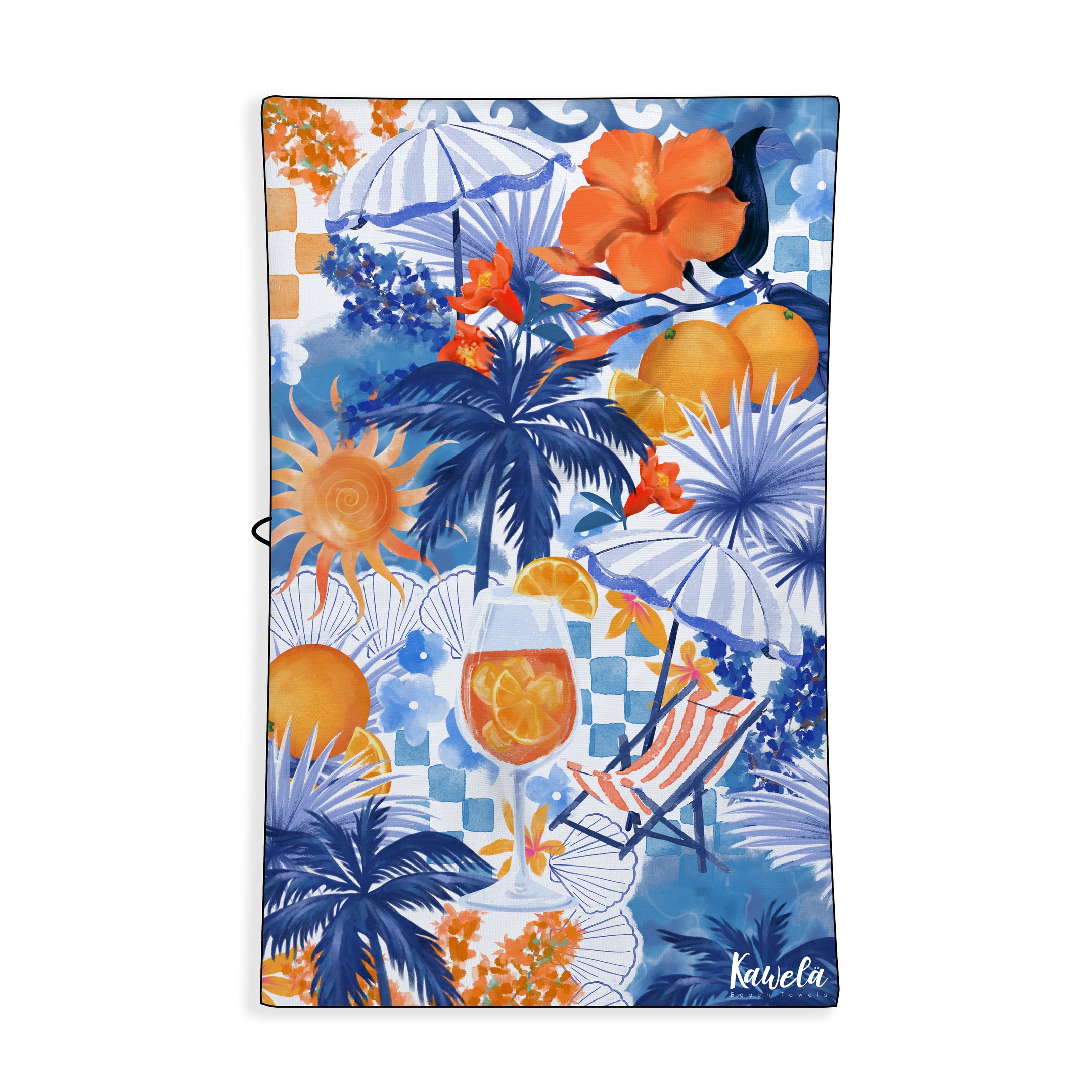 Serviette de plage Capri de la marque Kawelä avec motif coloré, étendue sur une plage ensoleillée.