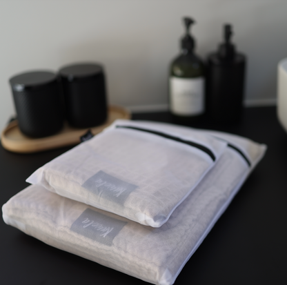 Serviette de bain NUDA de la marque KAWELÄ, tissu doux et absorbant, couleur neutre, pliée sur une surface en bois.