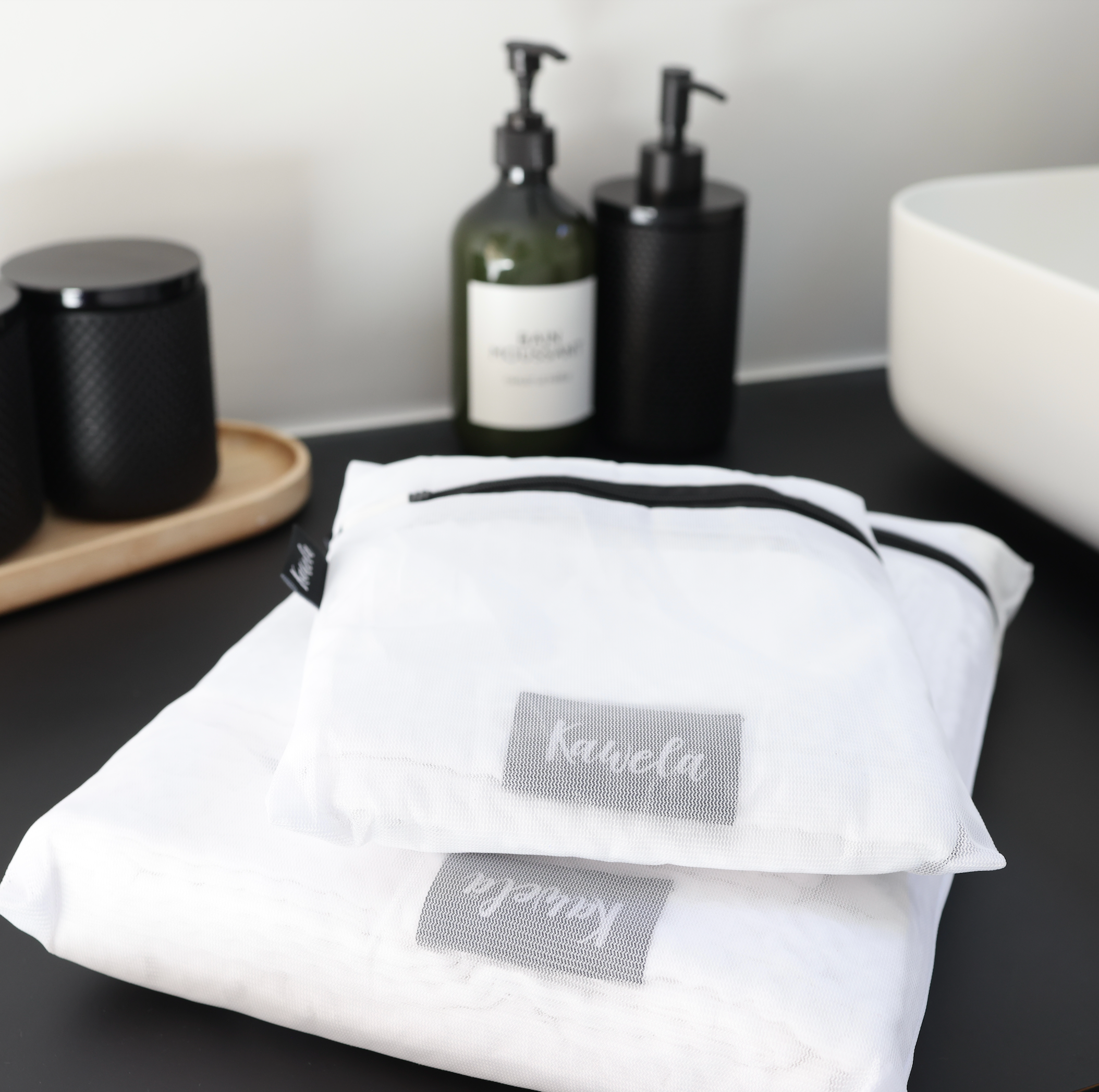 Serviette de bain blanche KAWELÄ WHITEHORSE en coton doux, affichée pliée avec texture moelleuse.