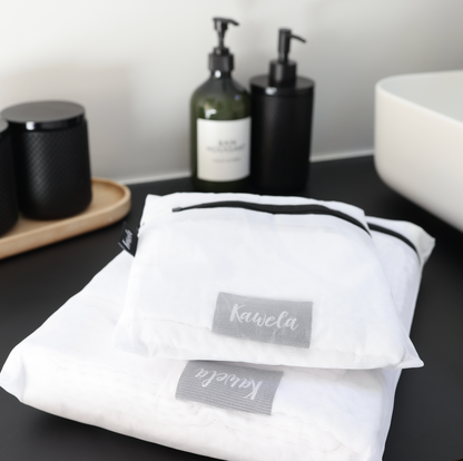 Serviette de bain blanche KAWELÄ WHITEHORSE en coton doux, affichée pliée avec texture moelleuse.