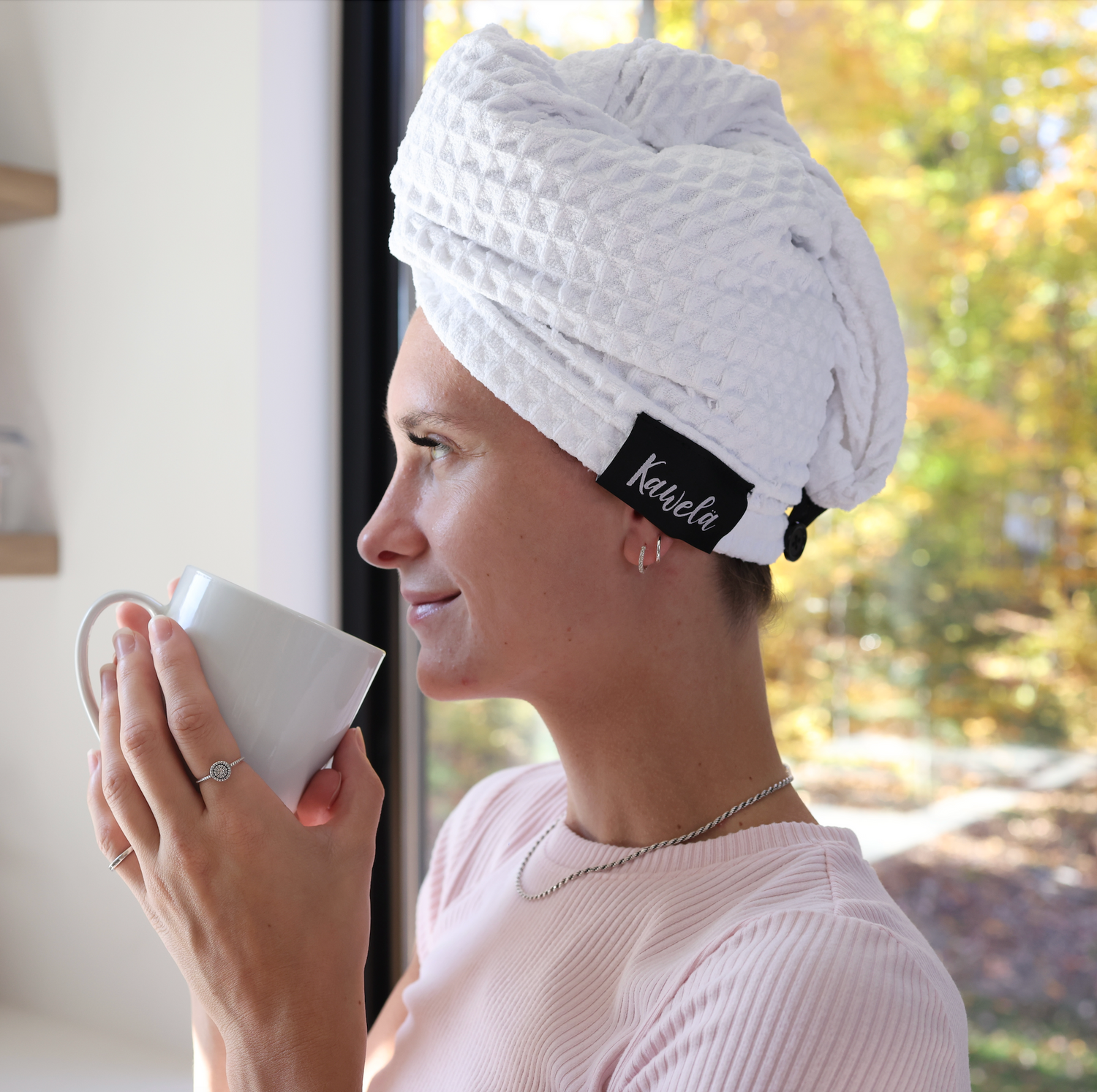 Serviette de bain blanche KAWELÄ WHITEHORSE avec texture douce, idéale pour la salle de bain.