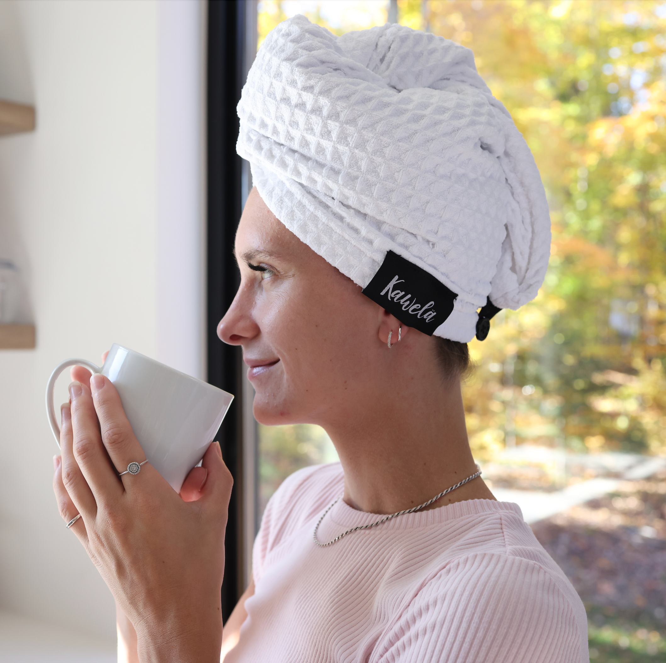 Serviette de bain blanche KAWELÄ WHITEHORSE avec texture douce, idéale pour la salle de bain.
