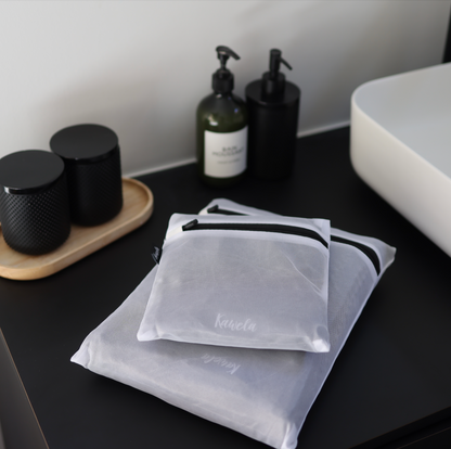 Serviette de bain noire KAWELÄ BLACKPOOL avec texture douce, pliée sur une surface blanche, vue de face.