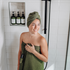 Serviette de bain KAWELÄ SINGAPOUR en coton doux avec motifs modernes, pliée sur une surface en bois.