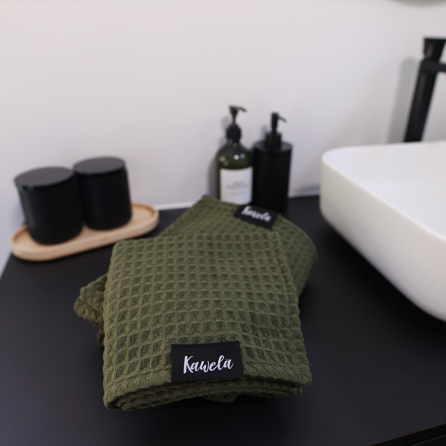 Serviettes de bain KAWELÄ Singapour en coton doux, avec motifs modernes et couleurs vives pour une utilisation quotidienne.