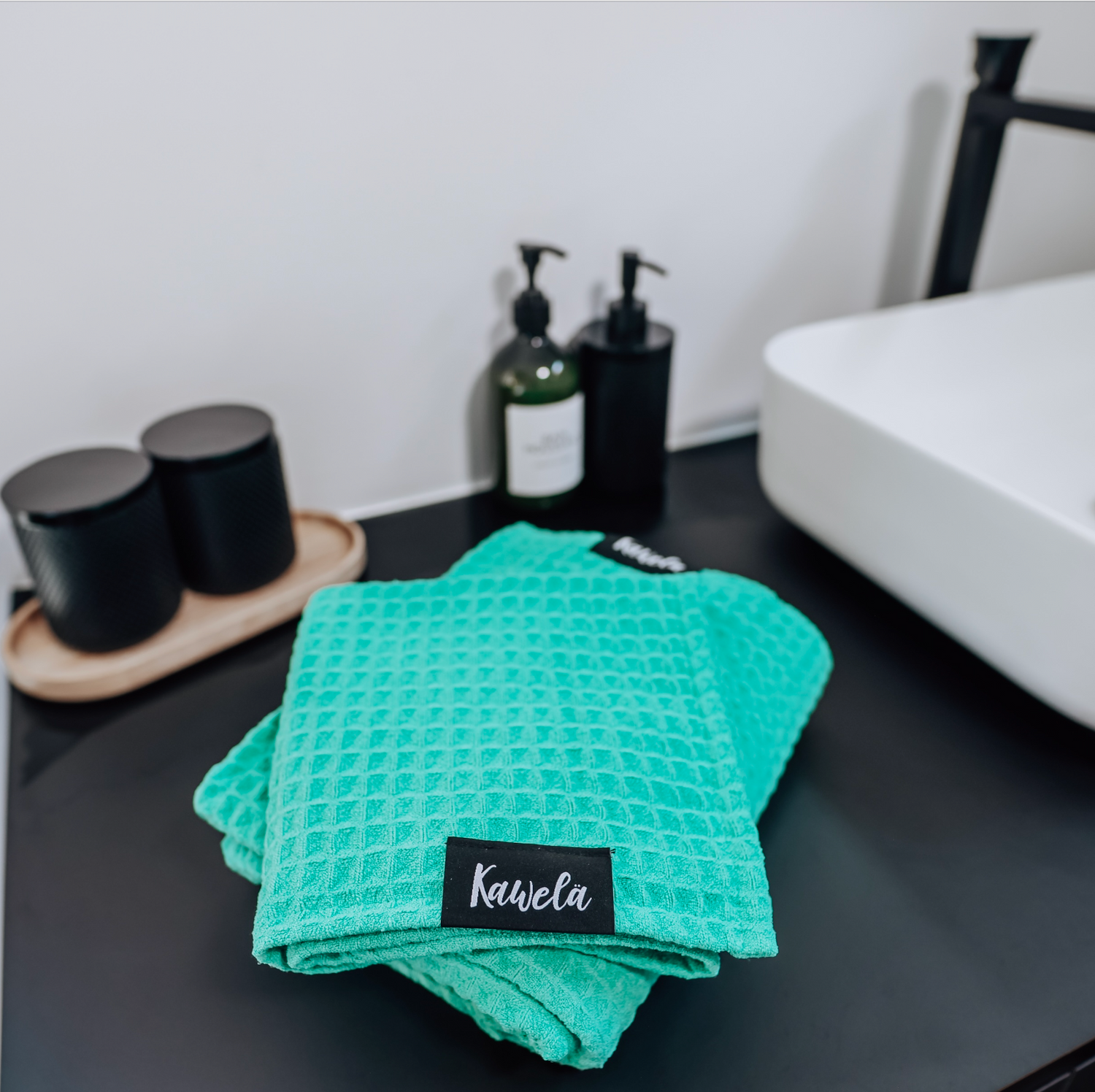 Serviette de bain KAWELÄ Turks and Caïcos avec motif coloré et douce texture, idéale pour la plage ou la salle de bain.