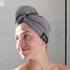 Serviette de bain KAWELÄ BERLIN en coton blanc avec motifs géométriques doux, vue de face.