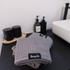 Serviettes de bain KAWELÄ BERLIN en coton doux avec motifs modernes, pliées sur une surface blanche.