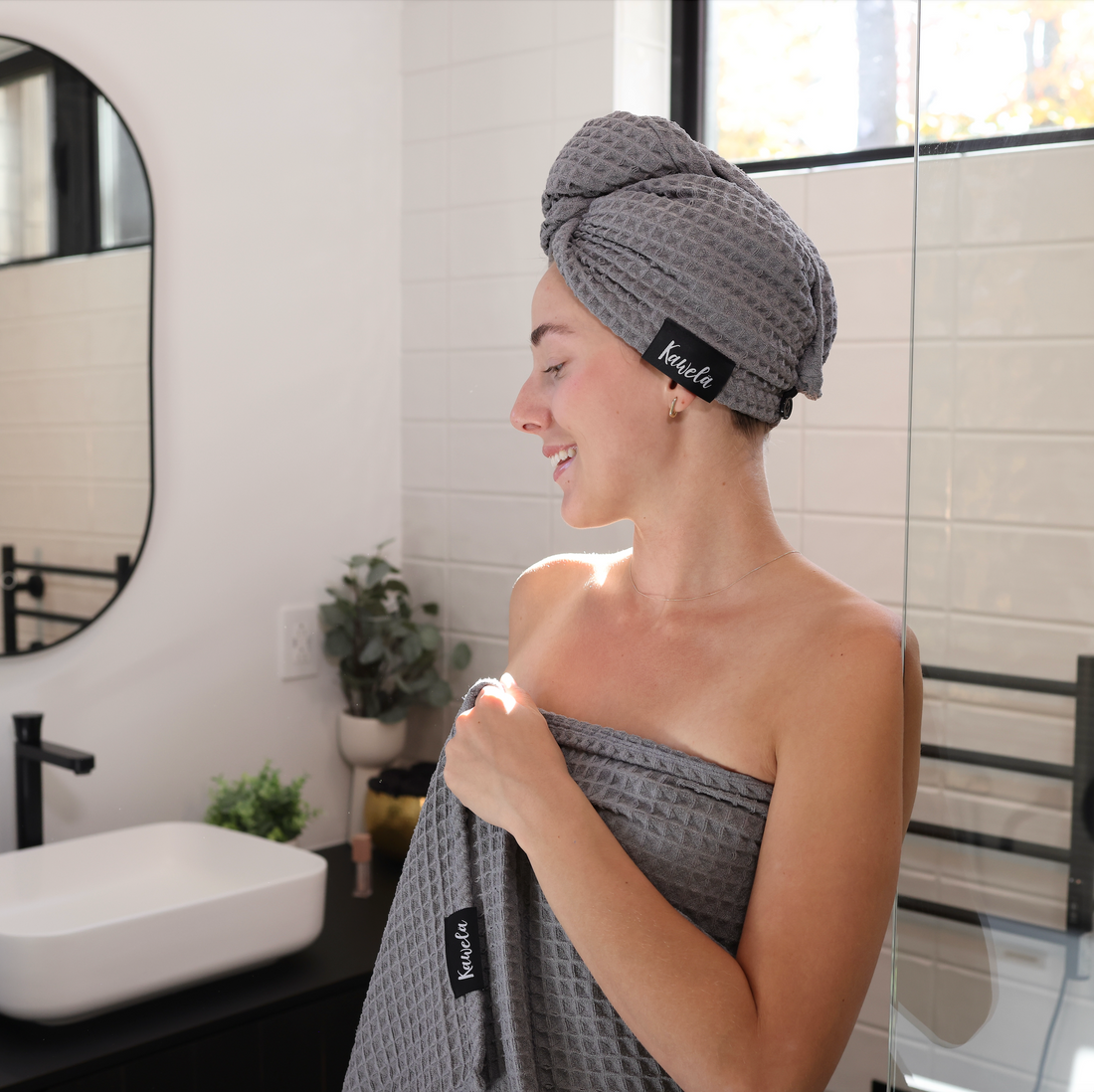 Serviettes de bain KAWELÄ BERLIN, douce et absorbante, avec motif élégant, idéale pour la salle de bain.