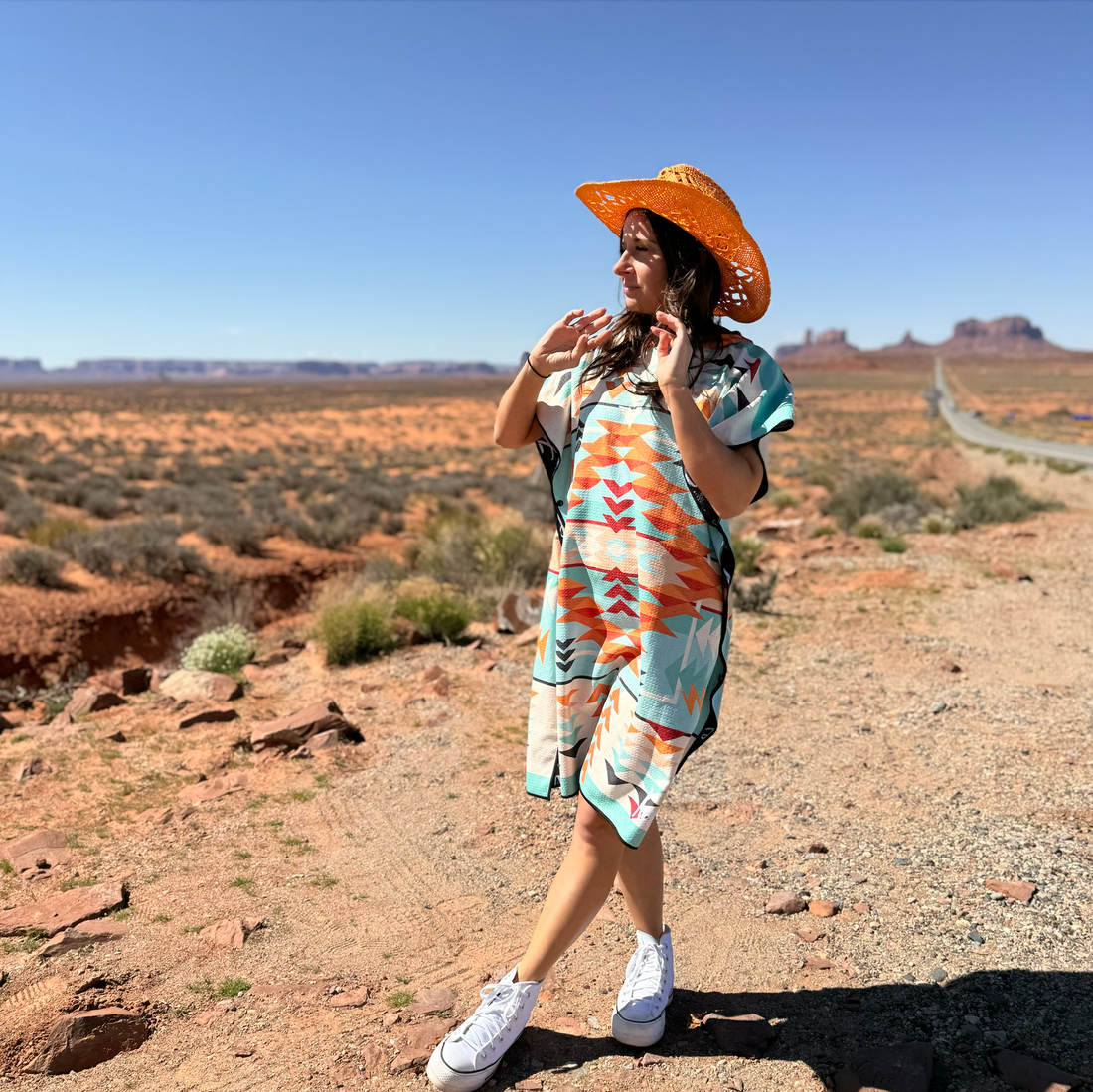 Poncho KAWELÄ PAGE en tissu léger, couleur neutre, porté en extérieur pour la protection contre le vent.