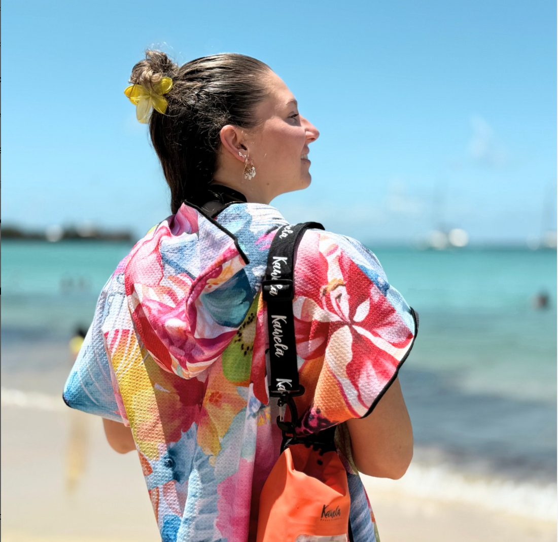 Poncho KAWELÄ LE LAMENTIN en tissu léger avec motif coloré, porté par une personne dans un style décontracté.