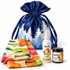 Coffret cadeau Kawelä Essentiels du quotidien avec produits de soins aux agrumes devant un décor hivernal