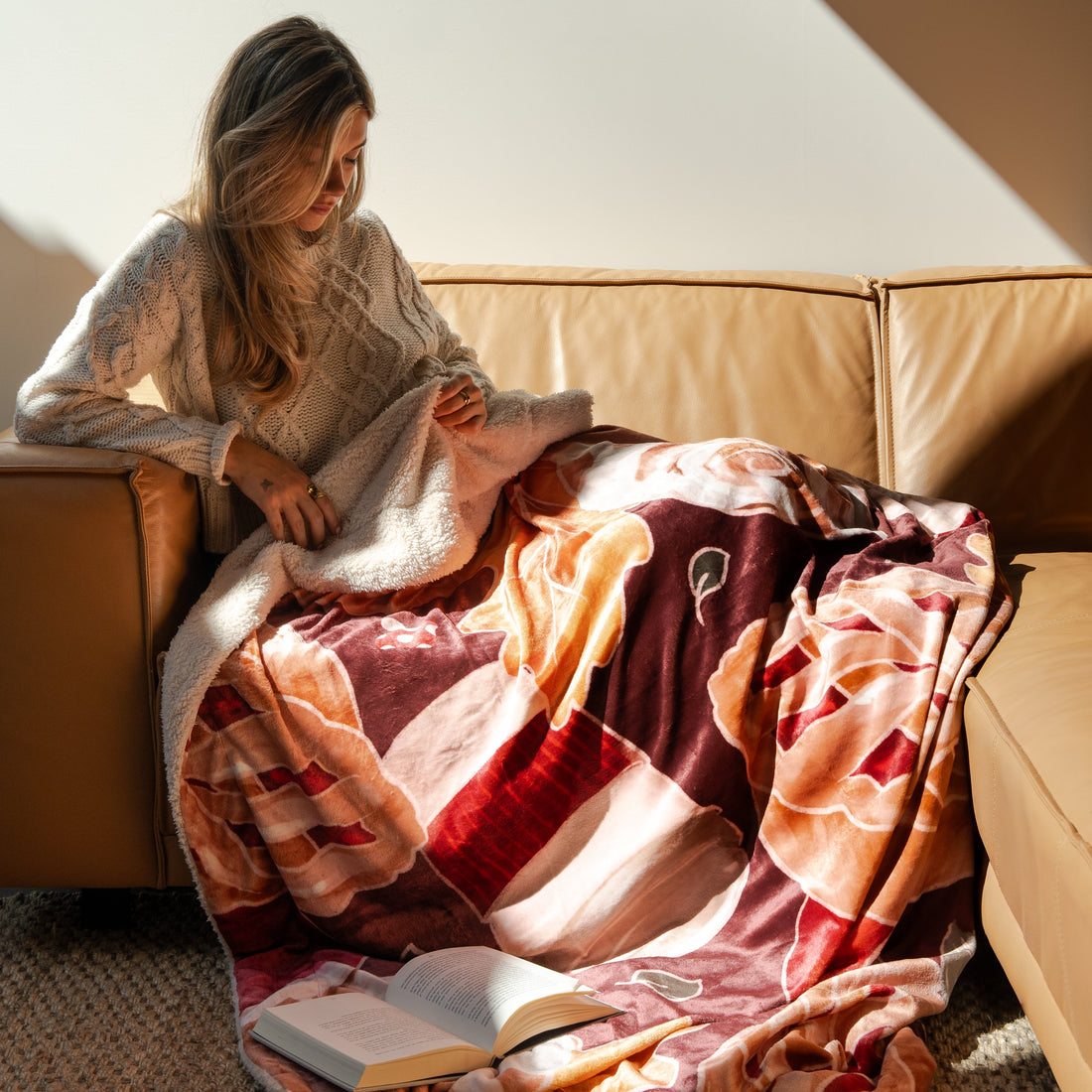Couverture XL Kawelä CIDER HILL en tissu doux, couleur neutre, parfaite pour se blottir au sofa ou au lit.