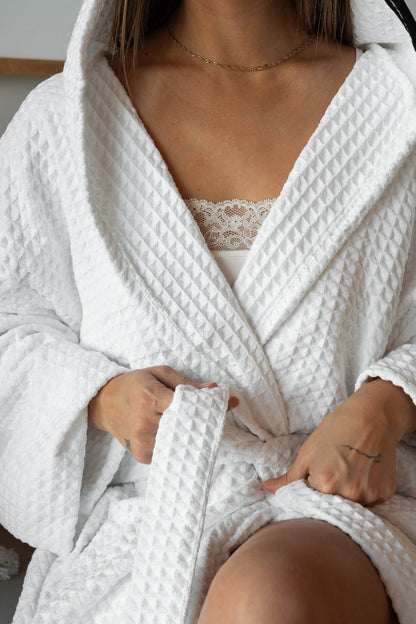 Serviette de bain blanche WHITEHORSE de la marque KAWELÄ, douceur et confort pour la salle de bain, vue de face.