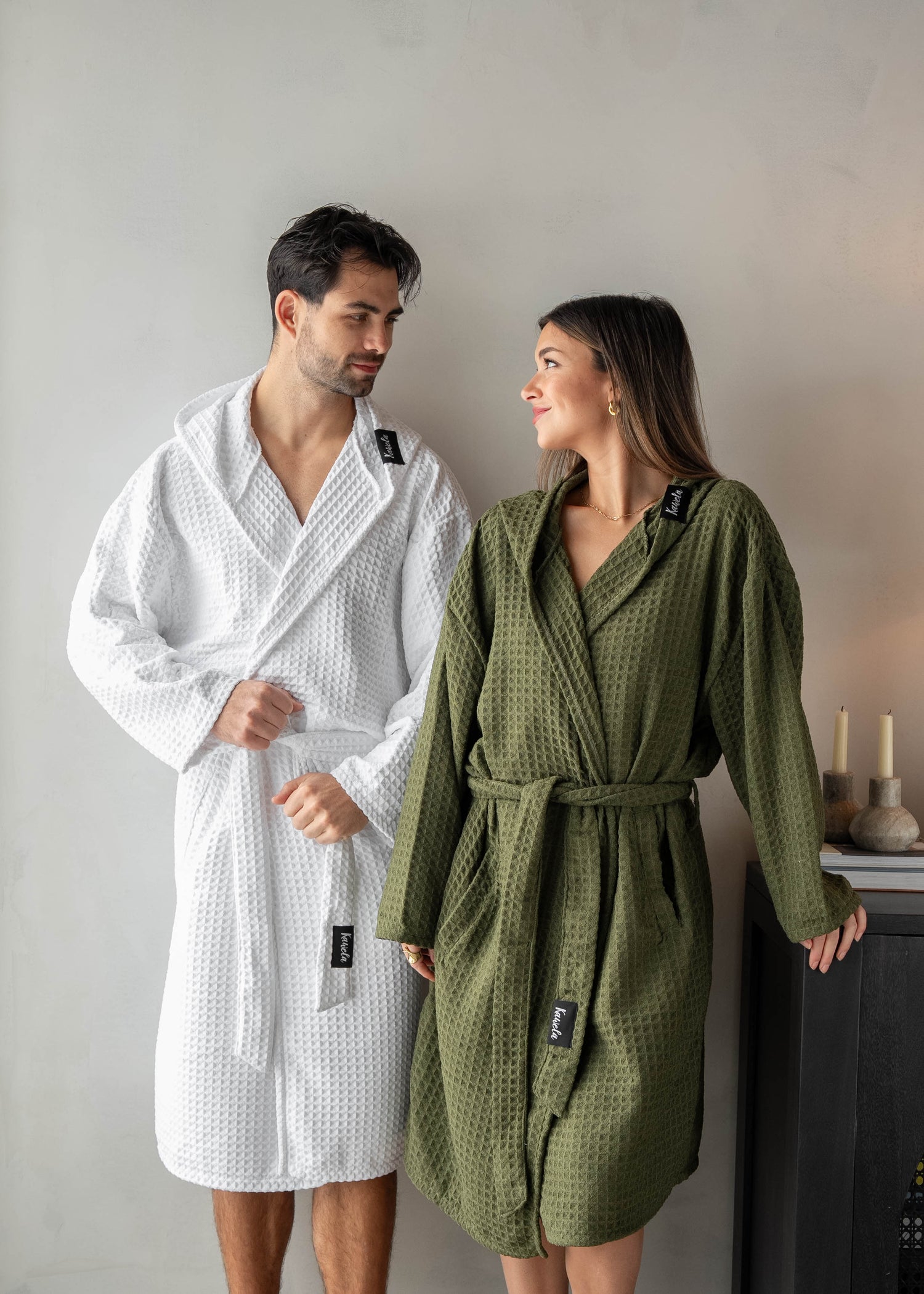 Serviette de bain KAWELÄ SINGAPOUR, peignoir en tissu doux, affichée pliée avec détails de texture et finition élégante.