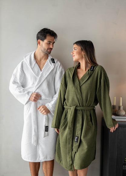 Serviette de bain KAWELÄ SINGAPOUR, peignoir en tissu doux, affichée pliée avec détails de texture et finition élégante.
