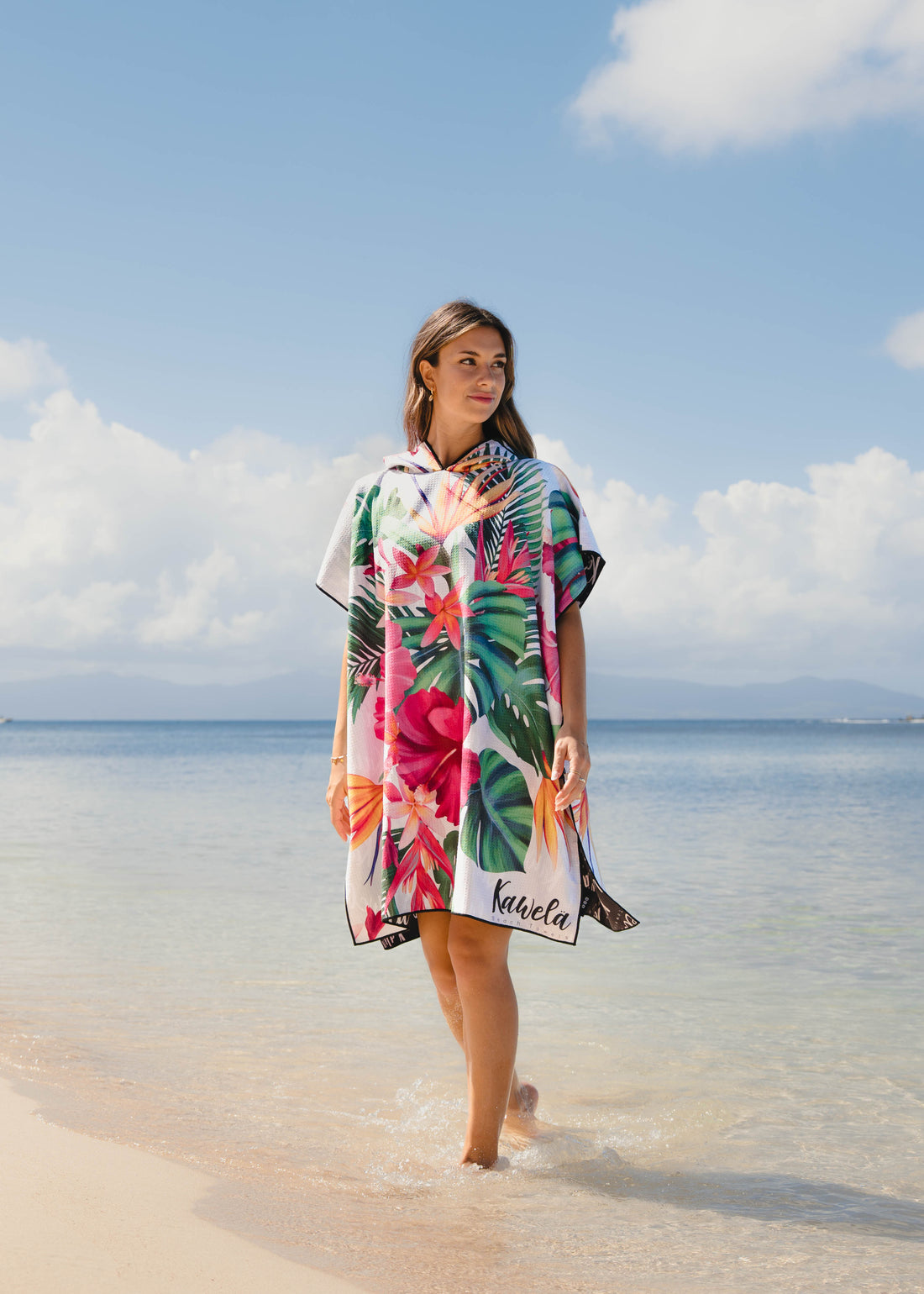 Poncho Crystal River de la marque Kawelä, en tissu léger avec motif coloré, porté par un mannequin.