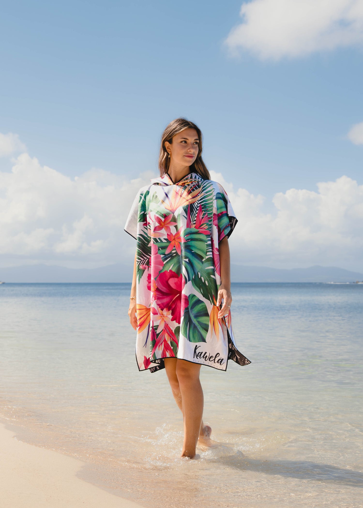 Poncho Crystal River de la marque Kawelä, en tissu léger avec motif coloré, porté par un mannequin.