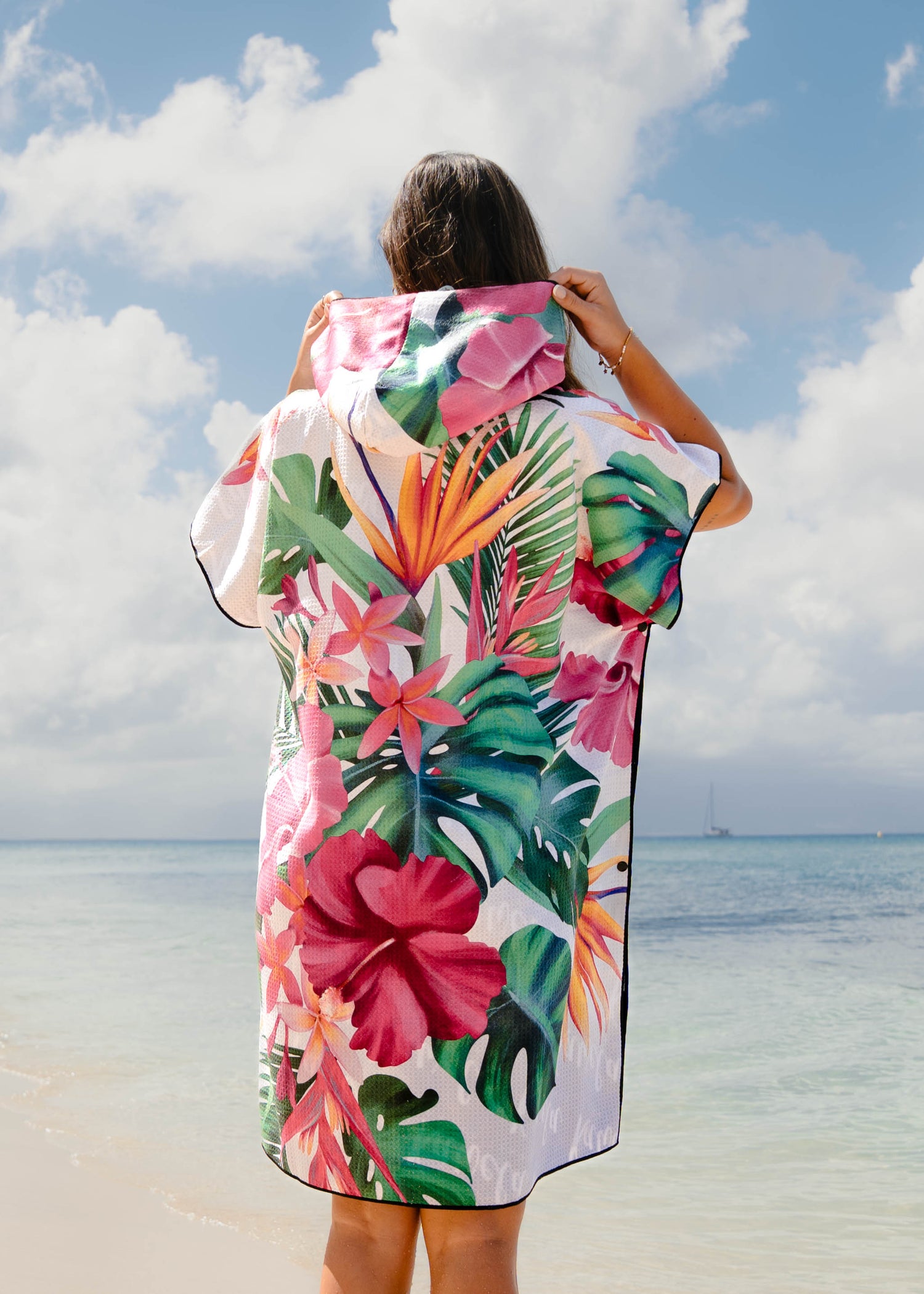Poncho Crystal River de la marque KAWELÄ, tissu léger avec motif élégant, porté par un modèle en extérieur.