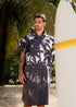 Poncho KAWELÄ DUNMORE TOWN en tissu léger avec capuche, porté en extérieur, couleur neutre, détail de couture visible.