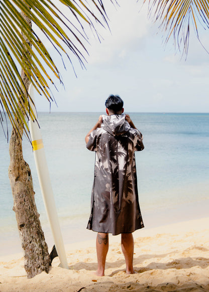 Poncho KAWELÄ Dunmore Town en tissu imperméable avec capuche, couleur neutre, porté sur mannequin.